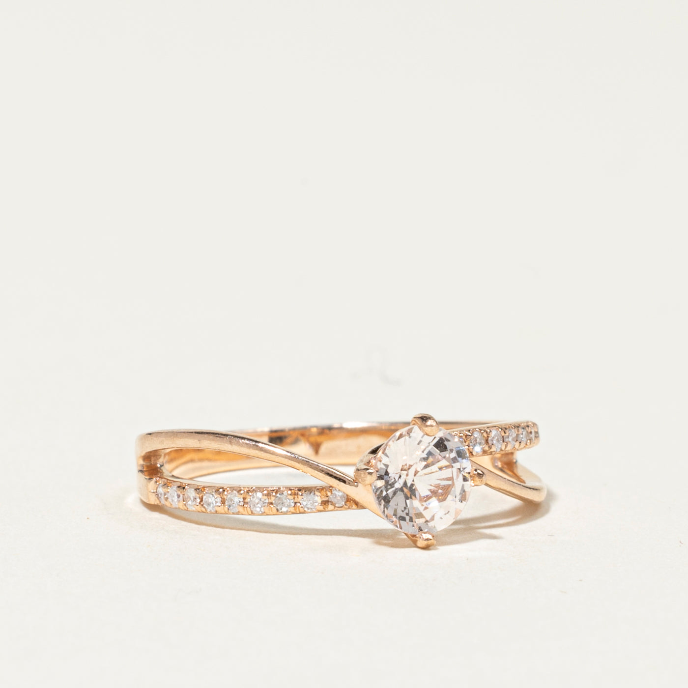 Bague croisée en saphir blanc et diamants | 0,66 ct, 0,09 ct au total | Taille 6,25