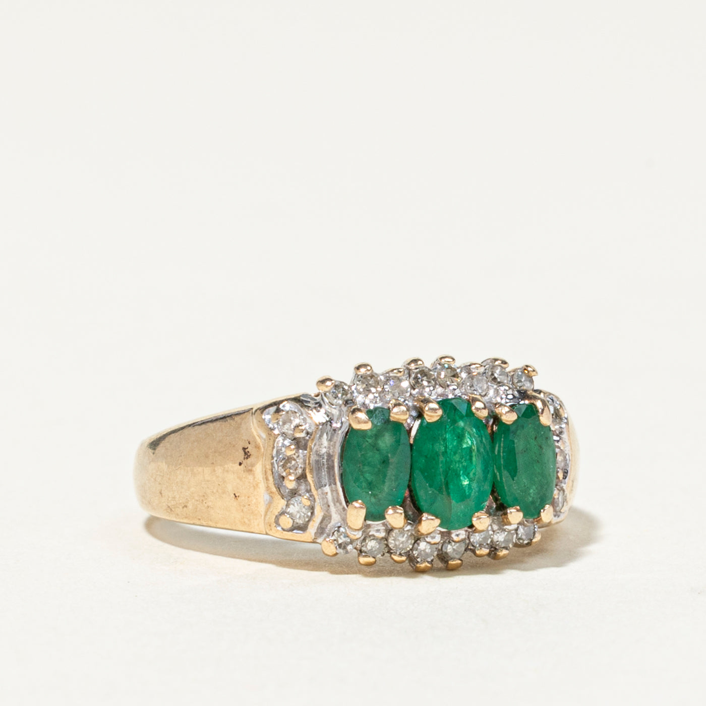 Bague halo pétales sertie de trois pierres : émeraudes et diamants | 0,70 ct, 0,18 ct | Taille 5,75