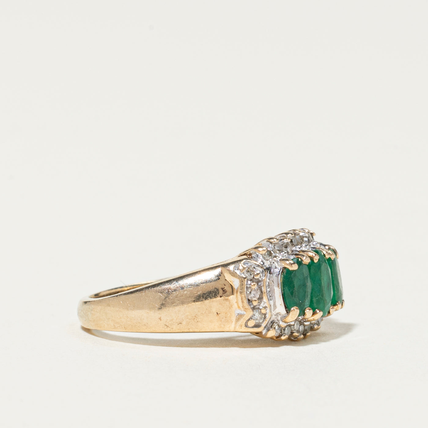 Bague halo pétales sertie de trois pierres : émeraudes et diamants | 0,70 ct, 0,18 ct | Taille 5,75