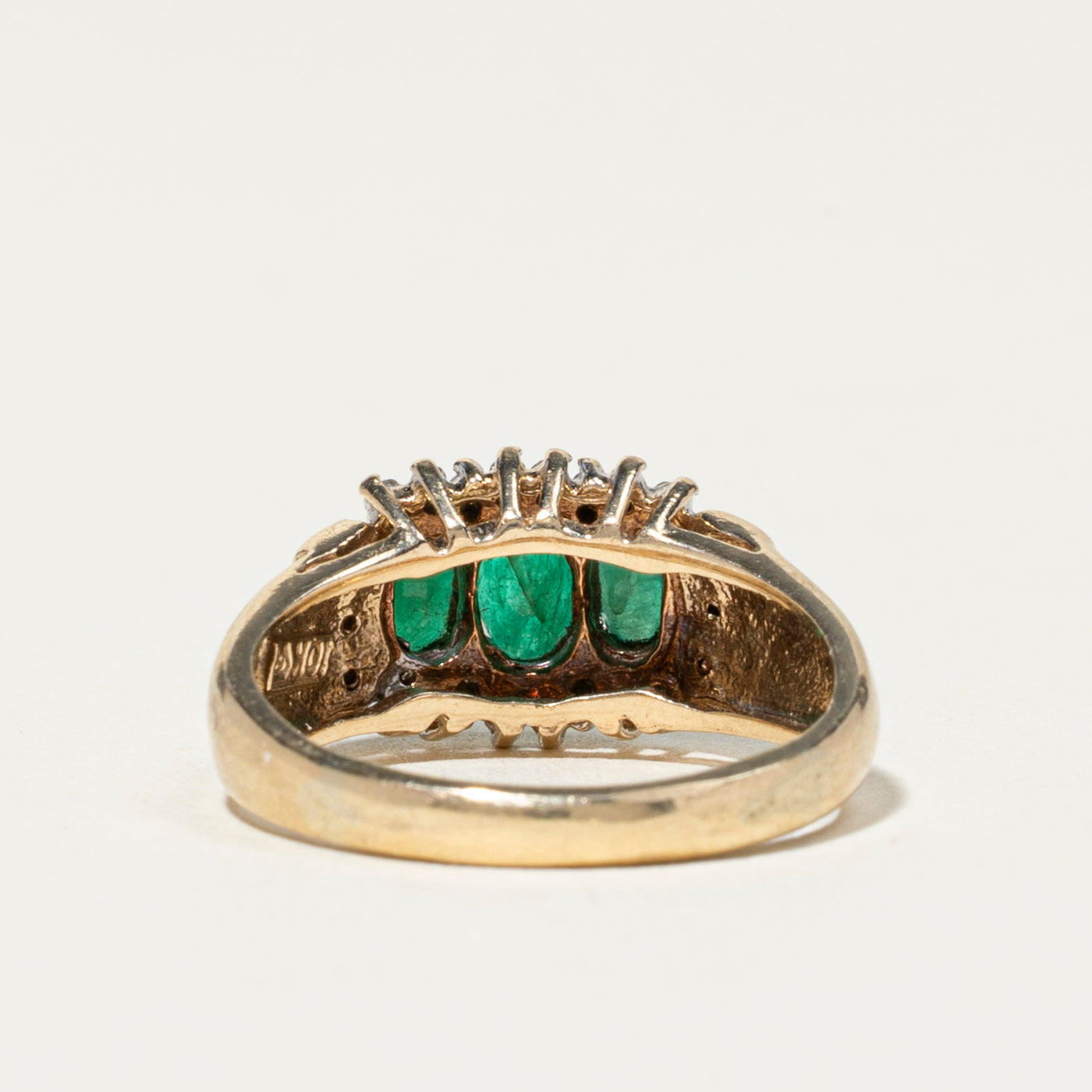 Bague halo pétales sertie de trois pierres : émeraudes et diamants | 0,70 ct, 0,18 ct | Taille 5,75