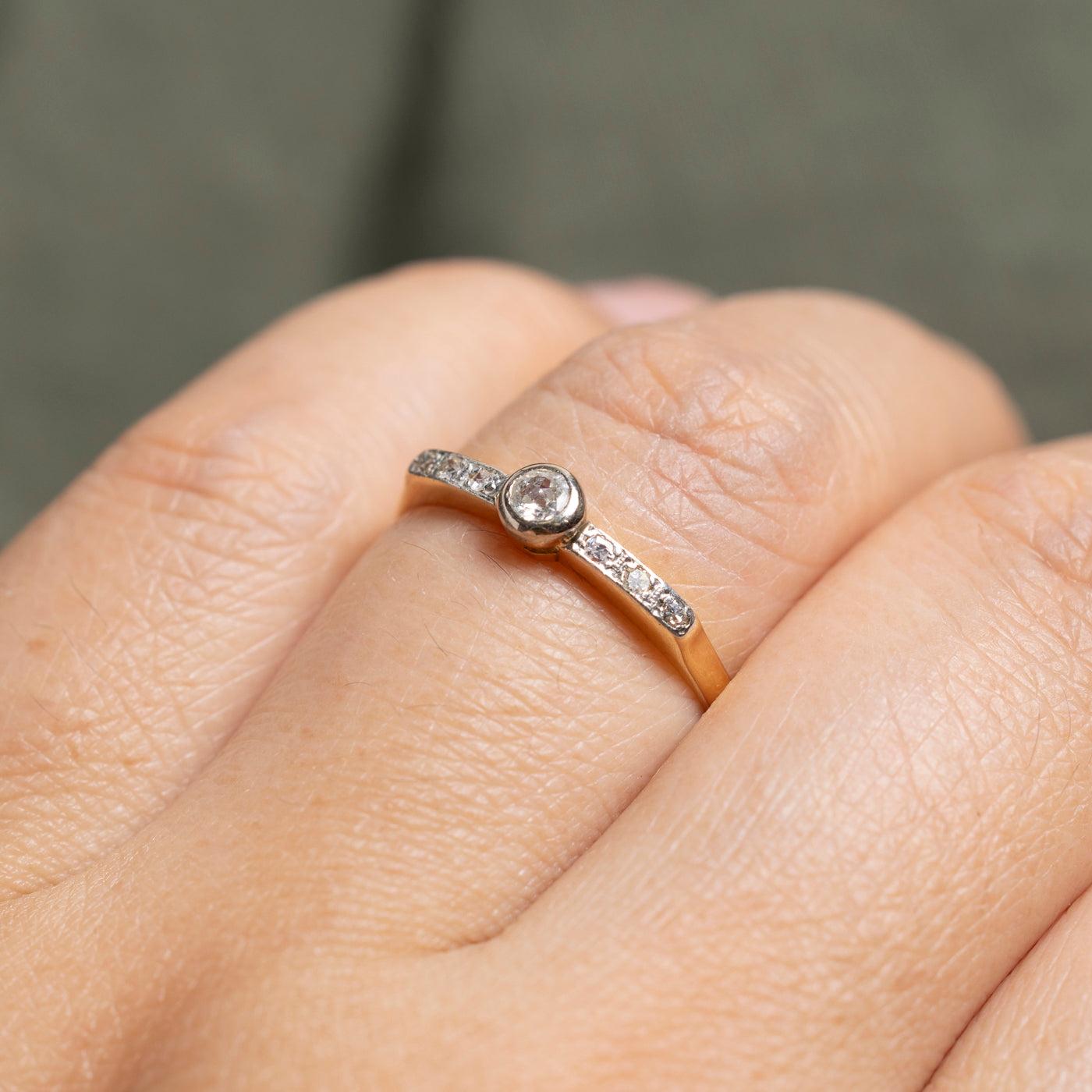 Bague fine en or 18 carats sertie clos d'un diamant taille ancienne européenne | 0,17 ct | Taille 7,5