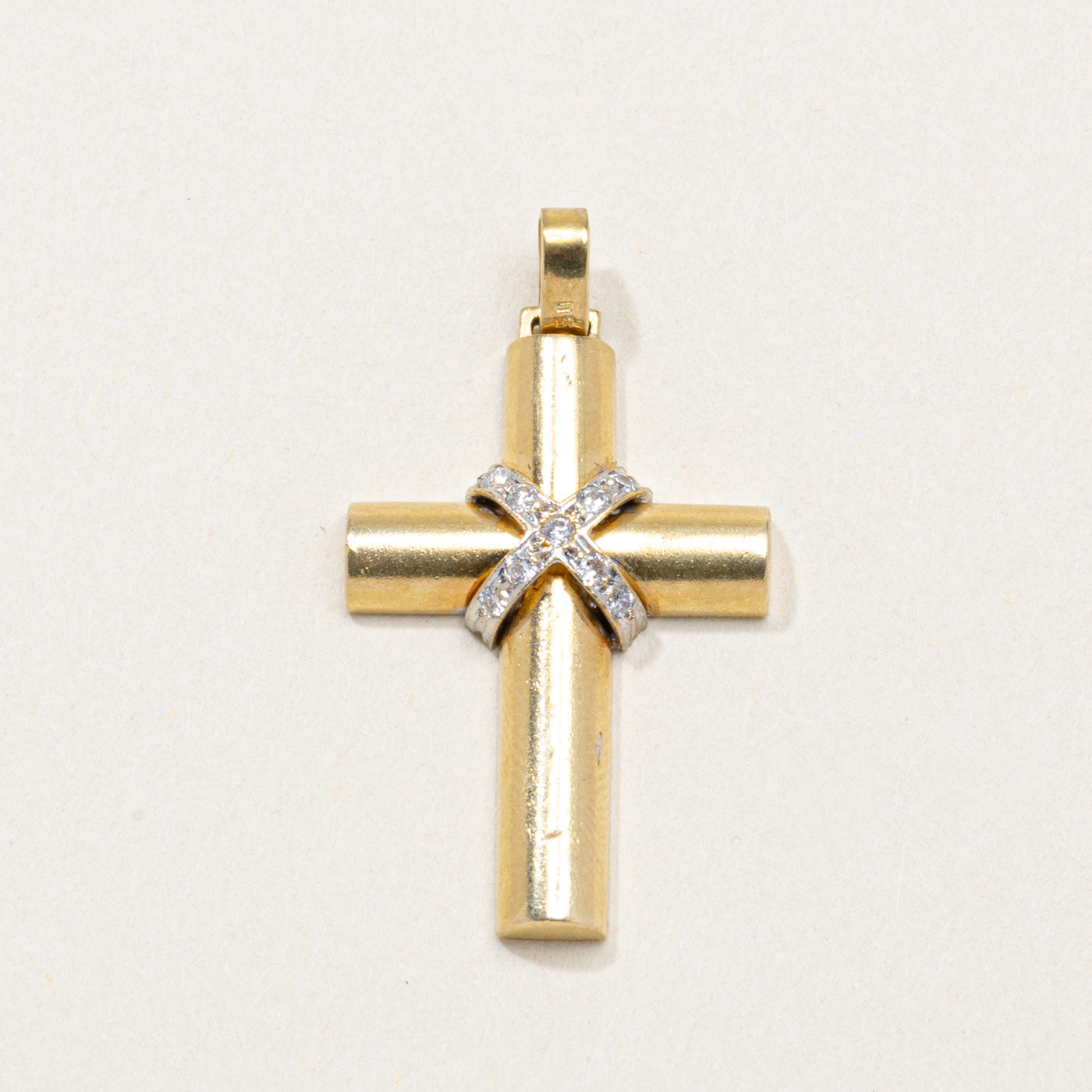 Pendentif croix en or 18 carats serti de diamants