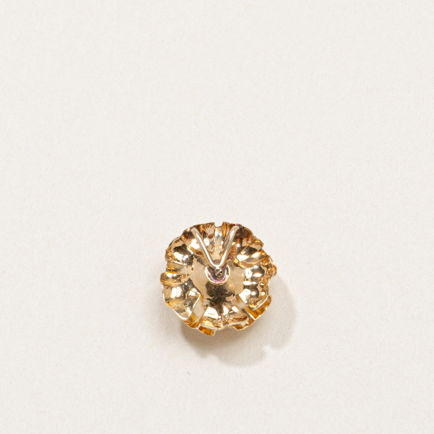 Pendentif fleur texturé en or 14 carats serti de diamants