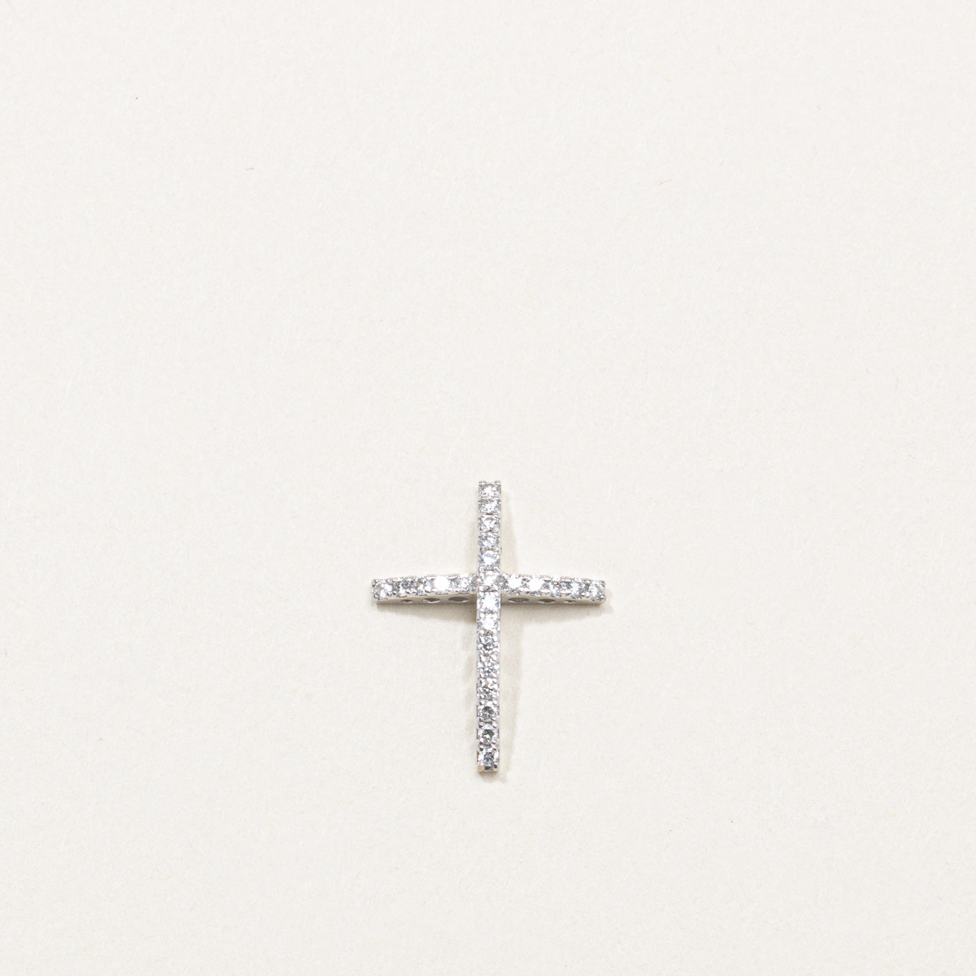 Pendentif croix en or blanc 18 carats serti de diamants