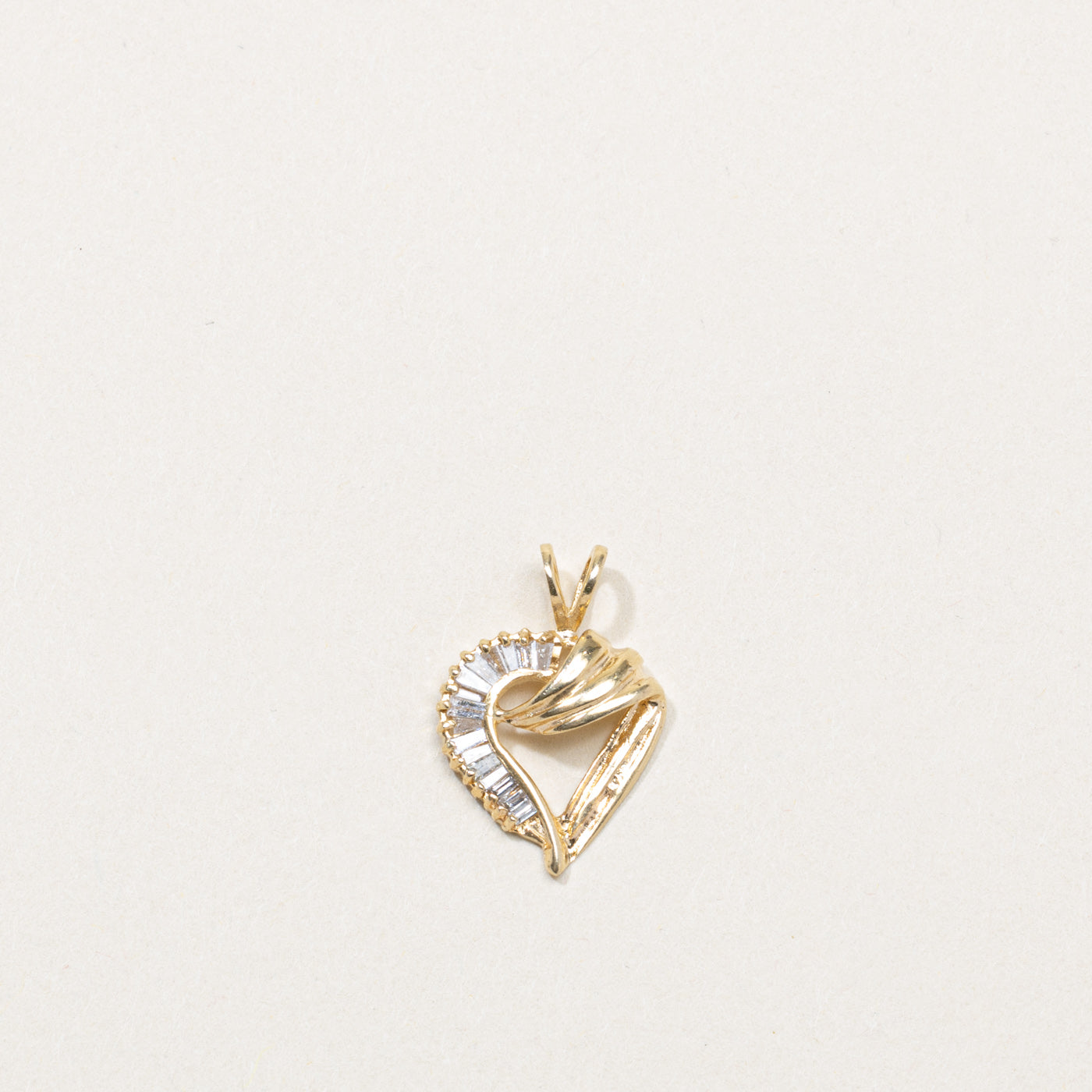 Pendentif cœur en or 14 carats serti de diamants taille baguette