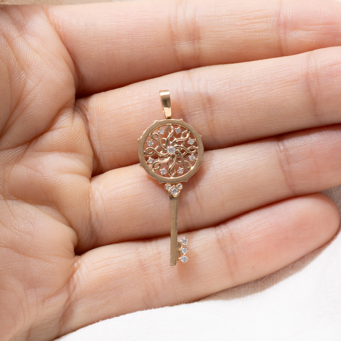 18k Diamond Openwork Key Pendant