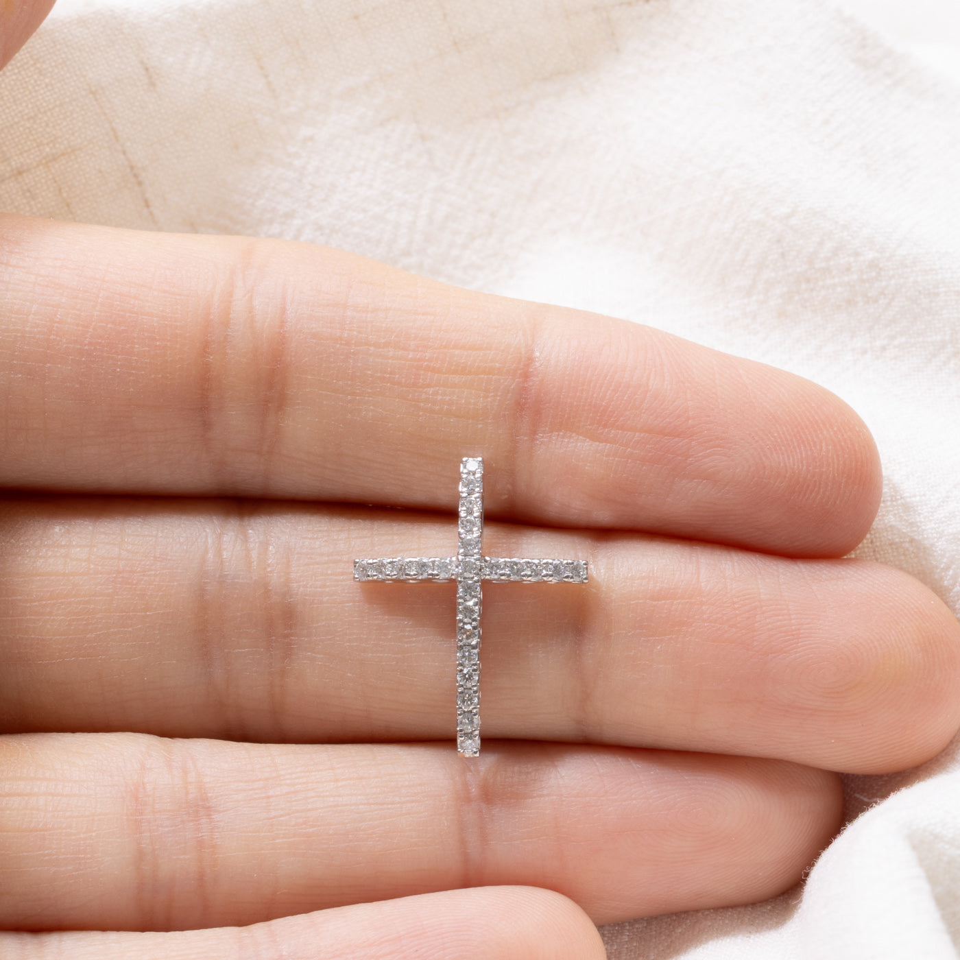 Pendentif croix en or blanc 18 carats serti de diamants