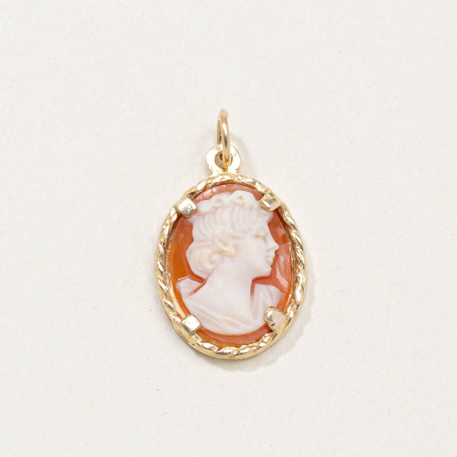 14k Cabochon Shell Cameo Pendant | 3.00ct