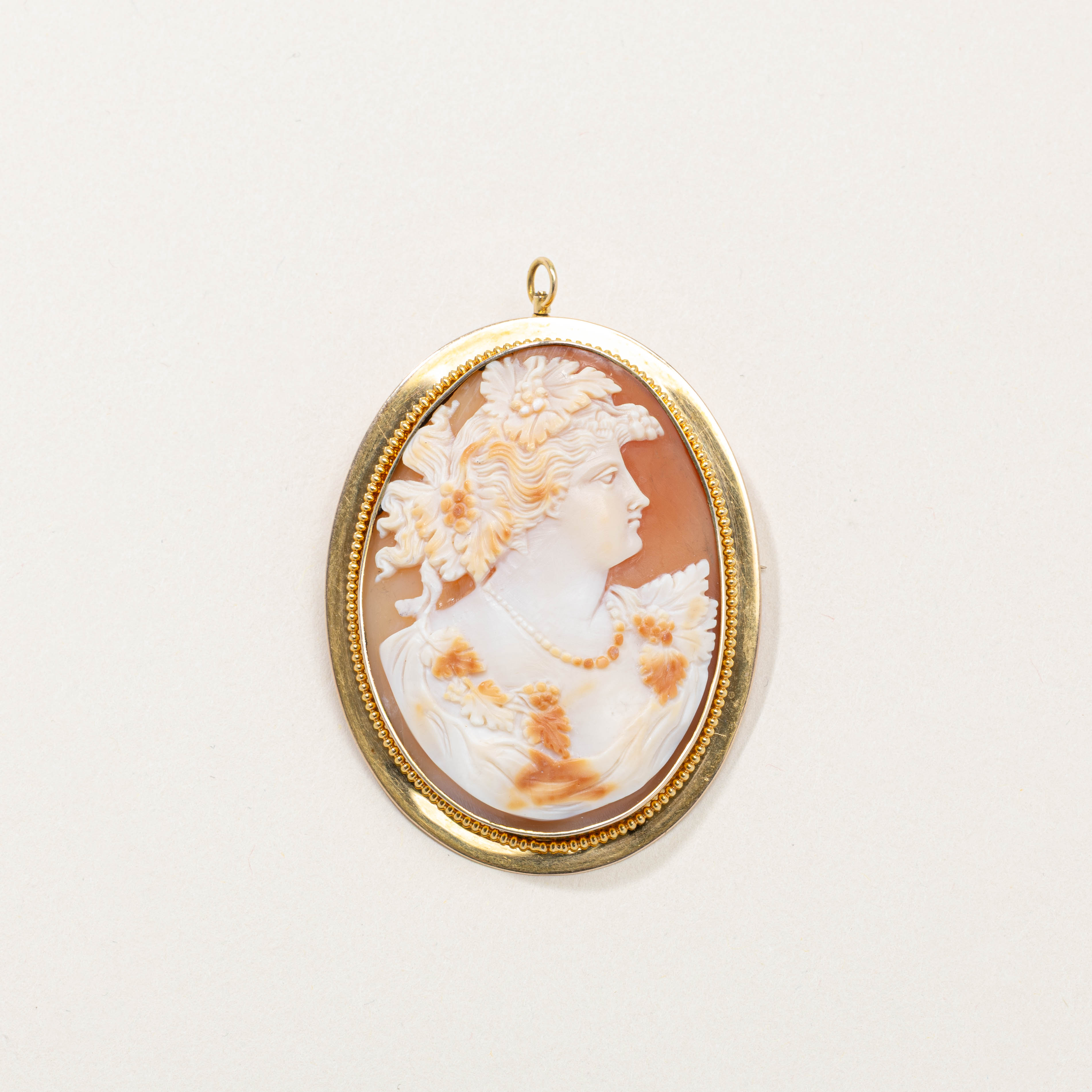 Pendentif en or 14 carats 9141-34, style victorien « Birks », camée coquillage, motif floral/feuille | 36,00 ct