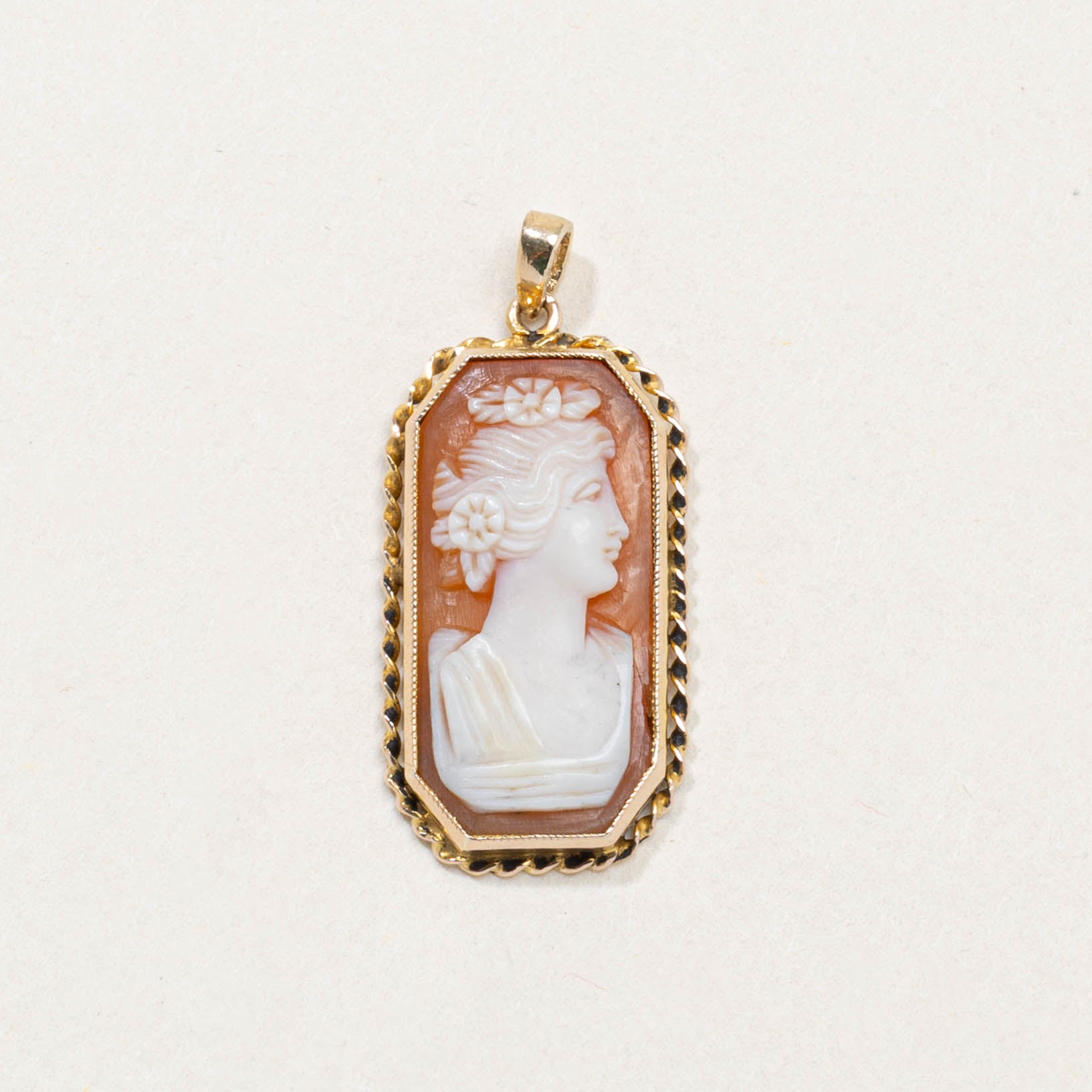 Pendentif en or 10 carats (9141-42) avec cabochon en coquillage, motif floral/feuille | 3,00 ct