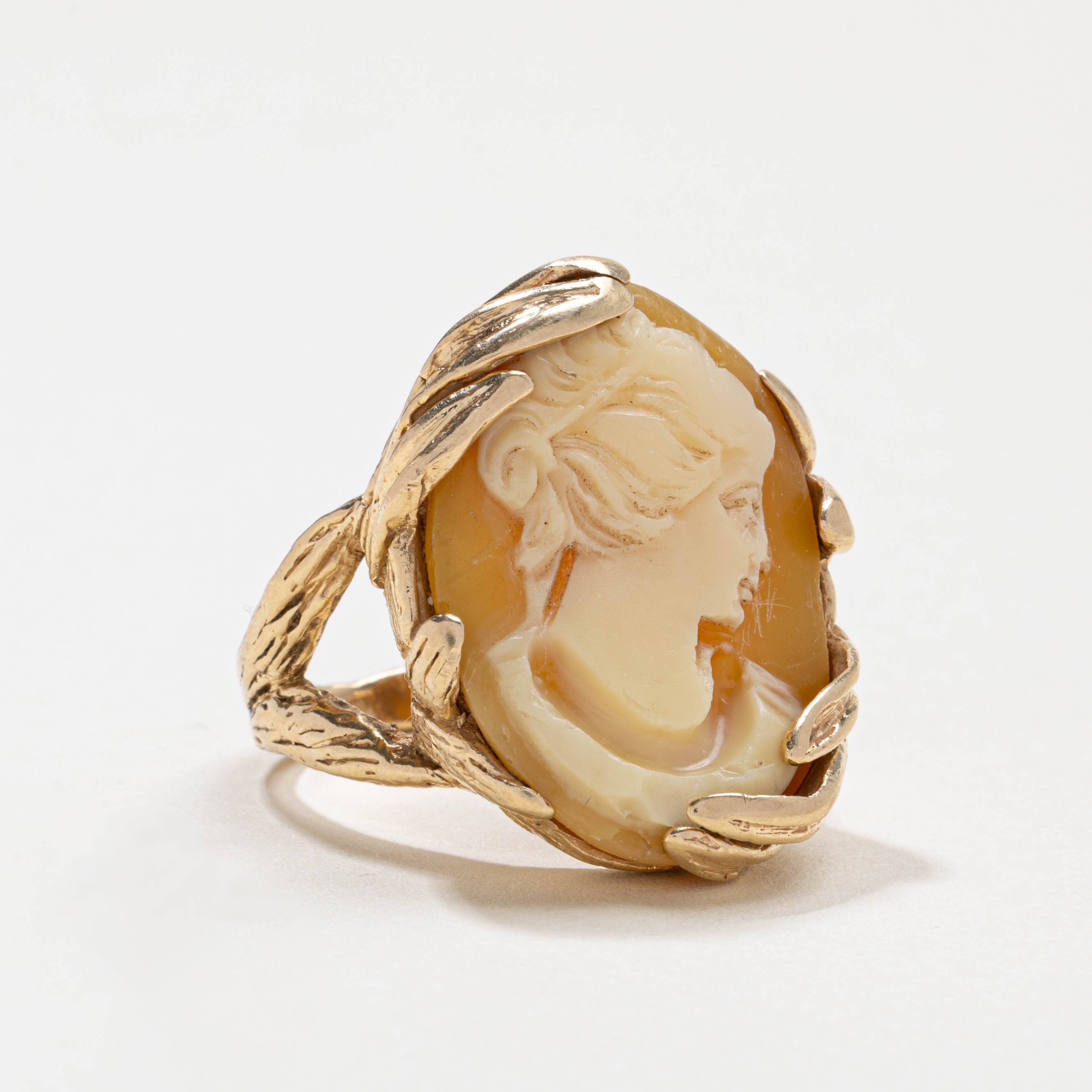 14k Shell Cameo Textured Ring | 14.00ct | SZ 8.0