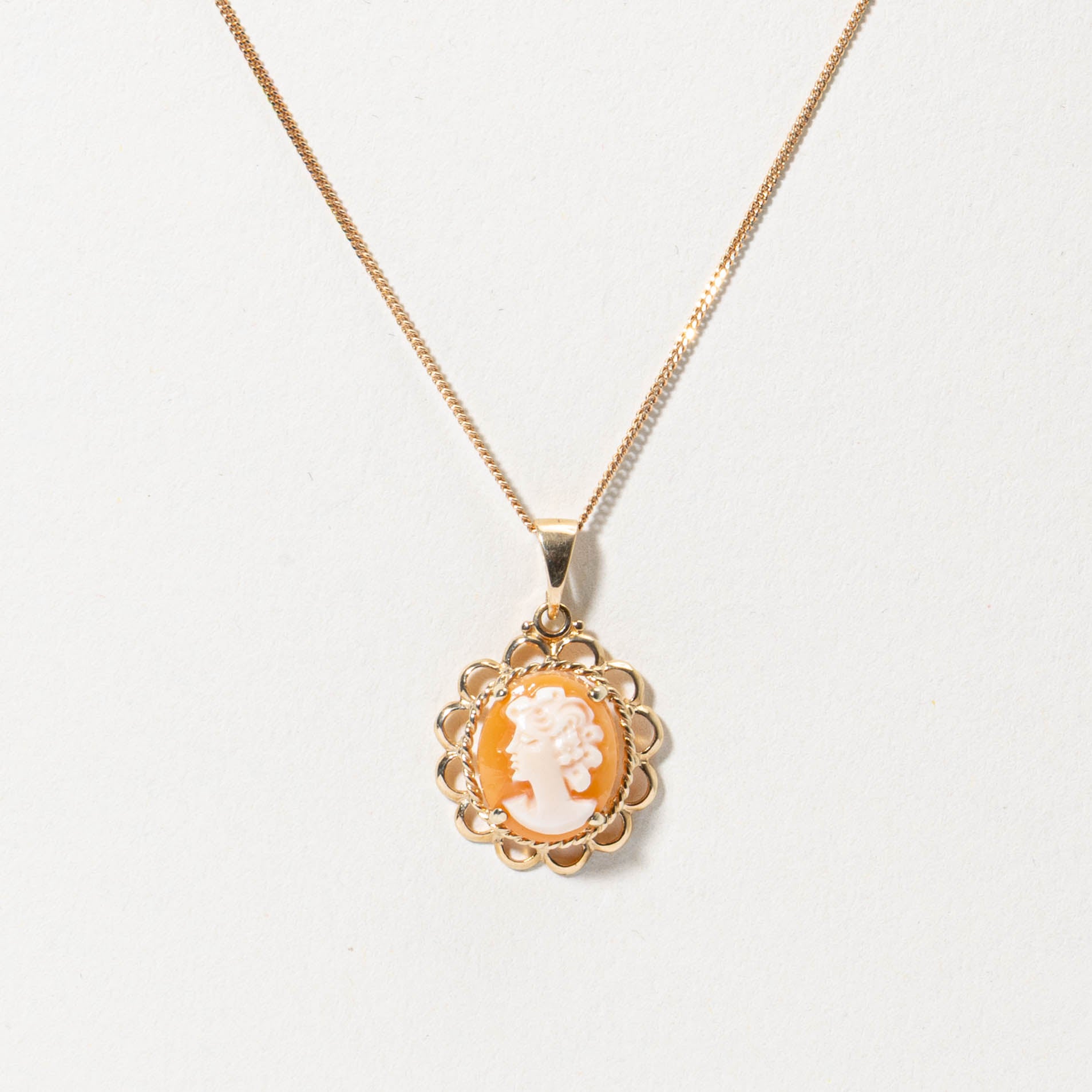 10k Shell Cameo Scalloped Pendant Necklace | 2.50ct | 16"