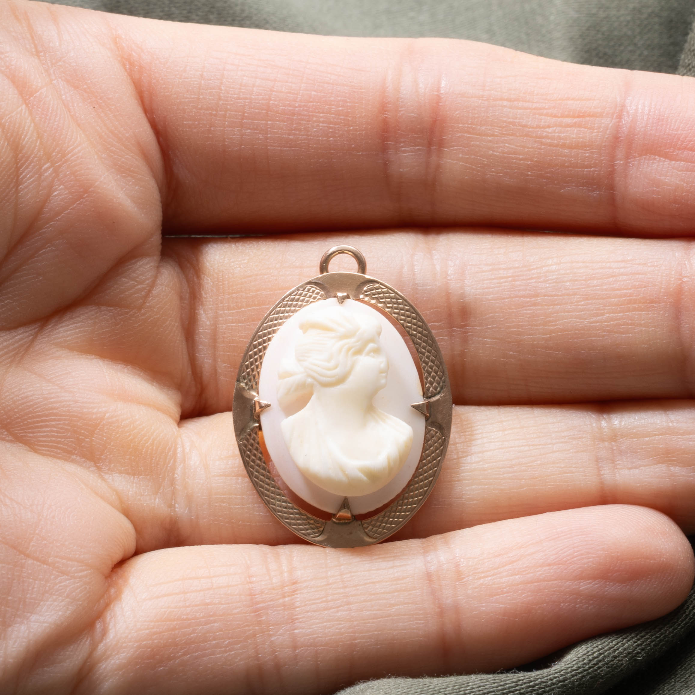 10k Shell Cameo Pendant Brooch | 10.00ct