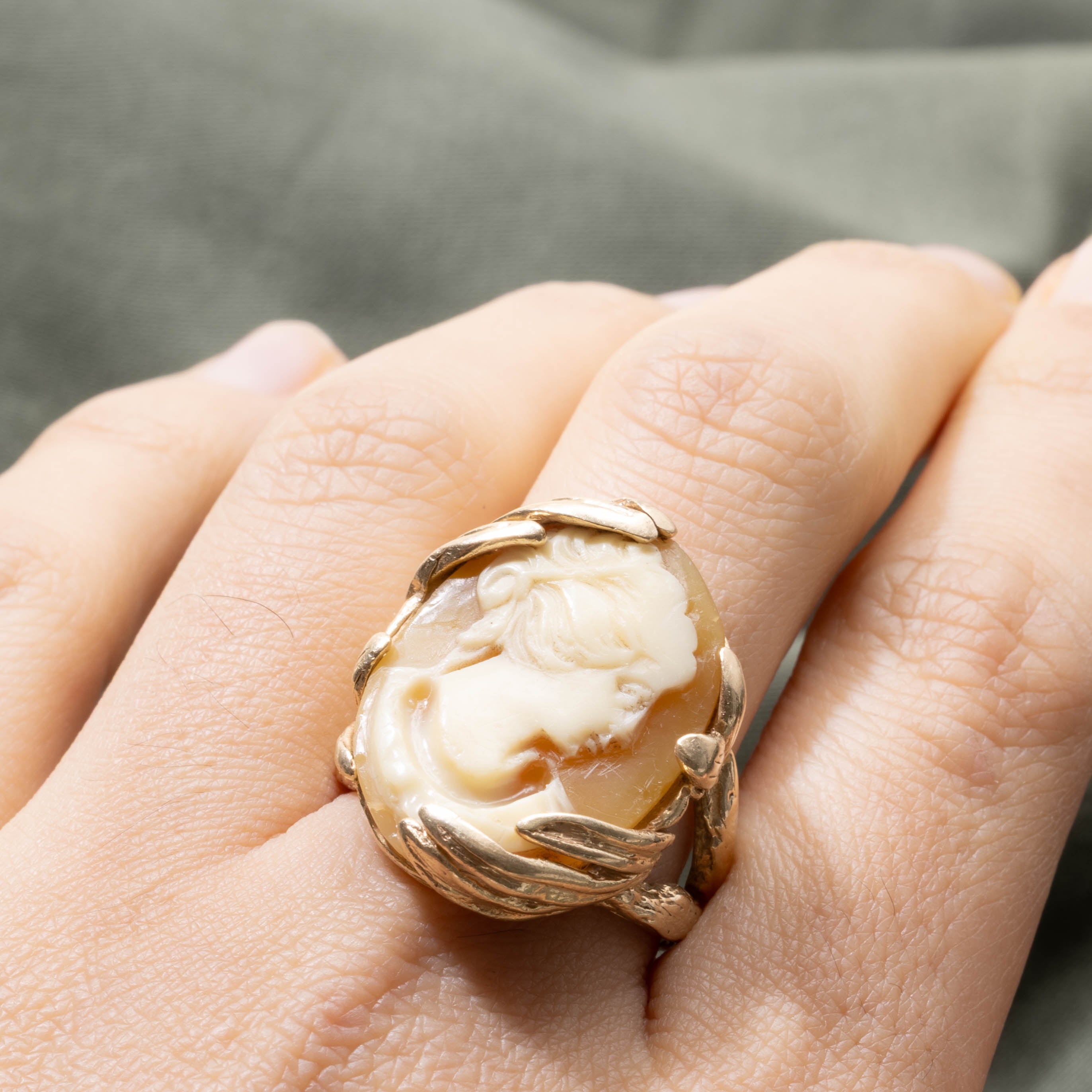 14k Shell Cameo Textured Ring | 14.00ct | SZ 8.0