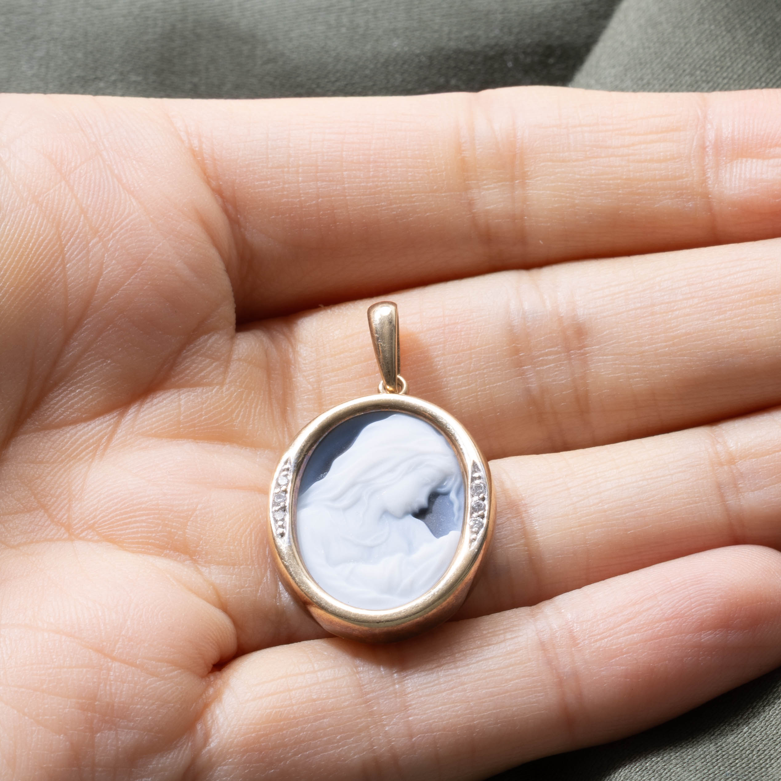 Pendentif en or 10 carats (réf. 9141-24) en agate ovale et diamants | 5,00 ct, 0,03 ct au total