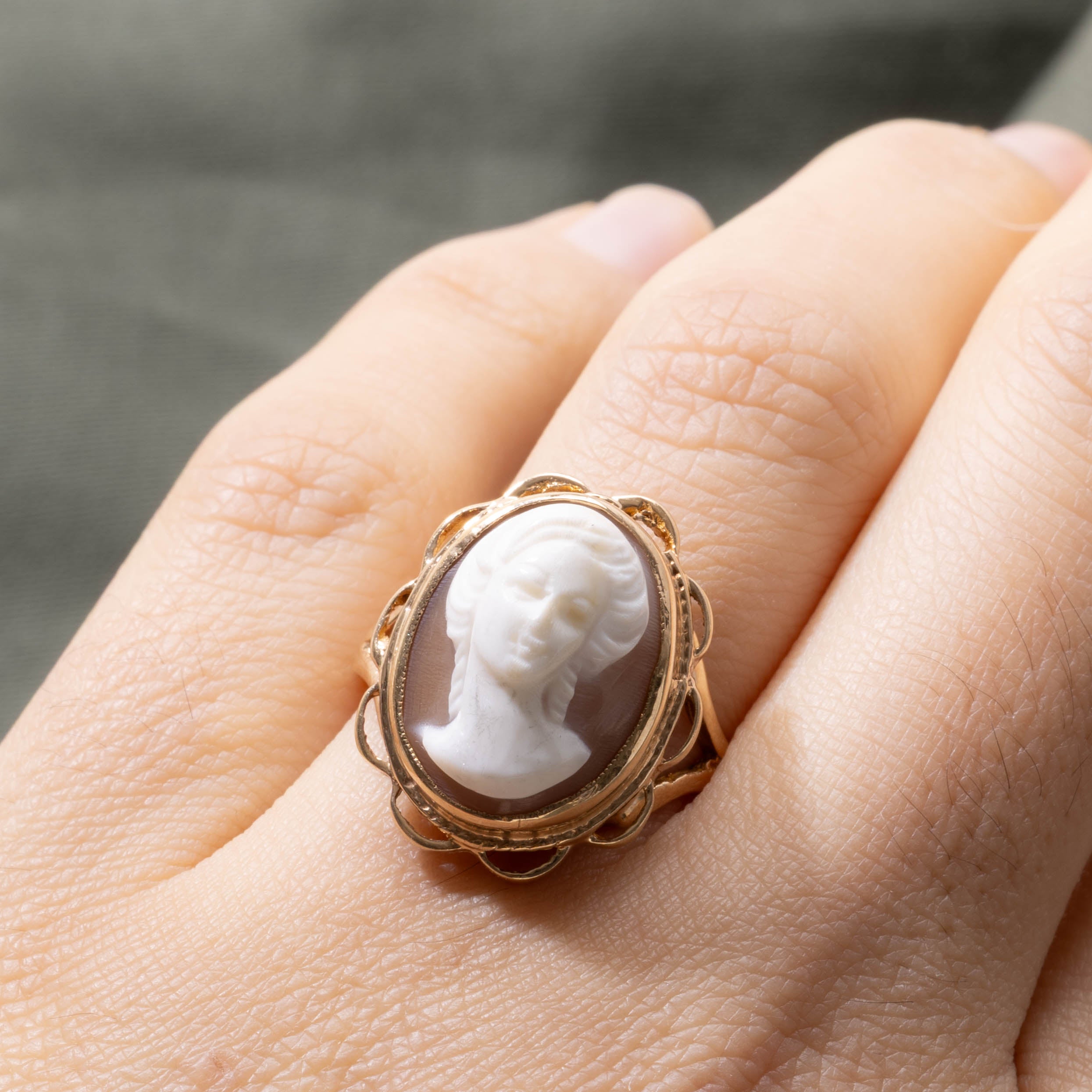 1975 London 9k Shell Cameo Scalloped Ring | 7.00ct | SZ 7.0
