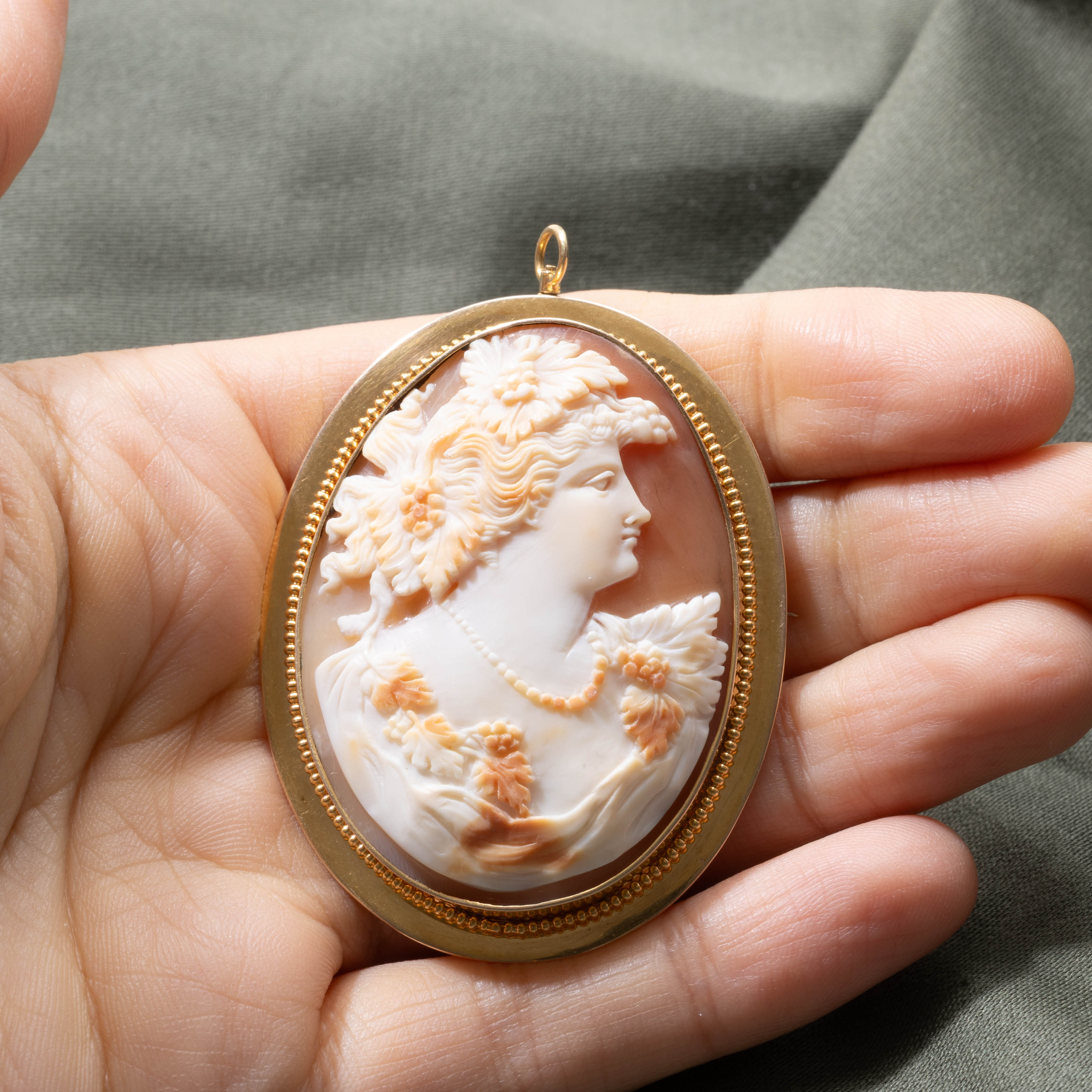 Pendentif en or 14 carats 9141-34, style victorien « Birks », camée coquillage, motif floral/feuille | 36,00 ct