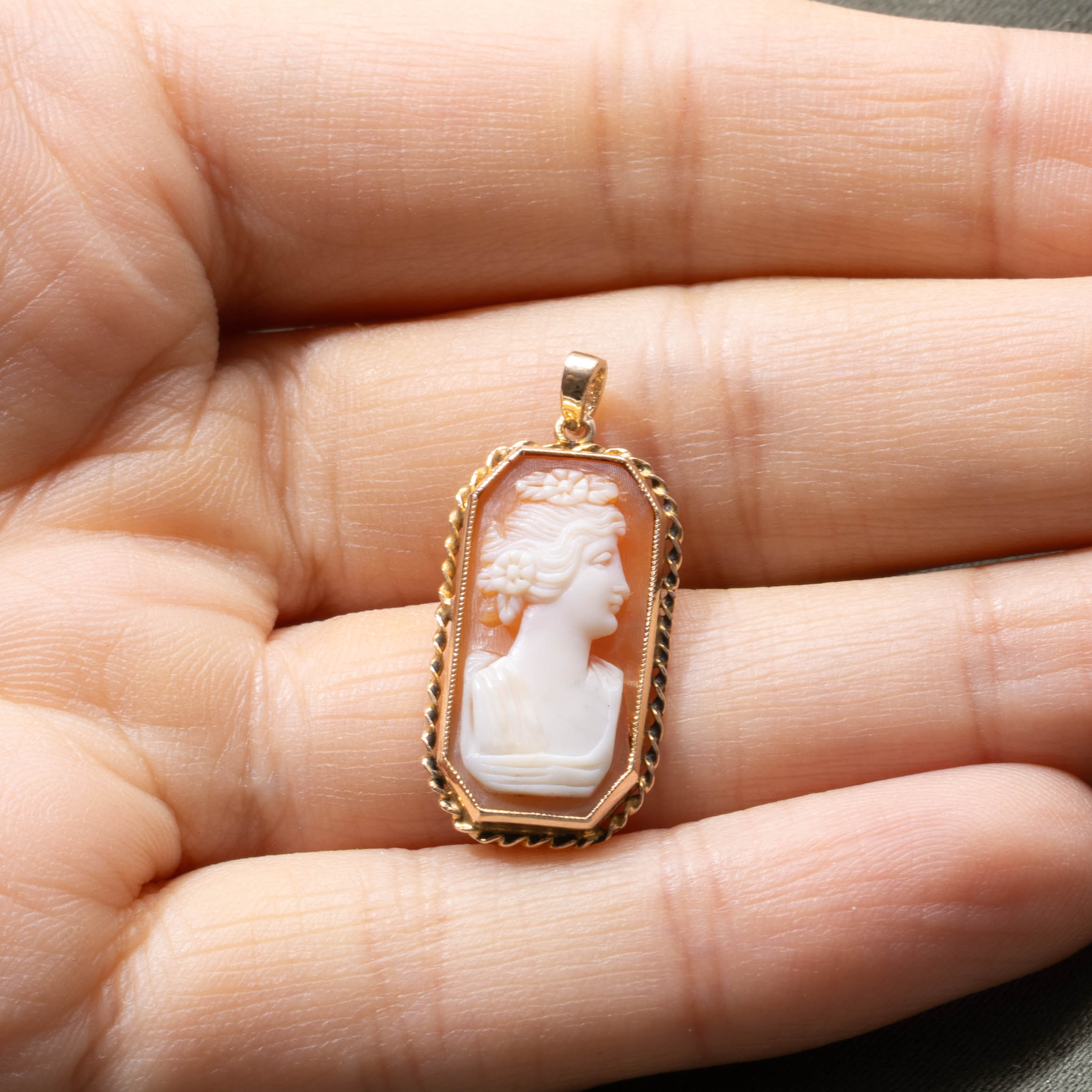 Pendentif en or 10 carats (9141-42) avec cabochon en coquillage, motif floral/feuille | 3,00 ct