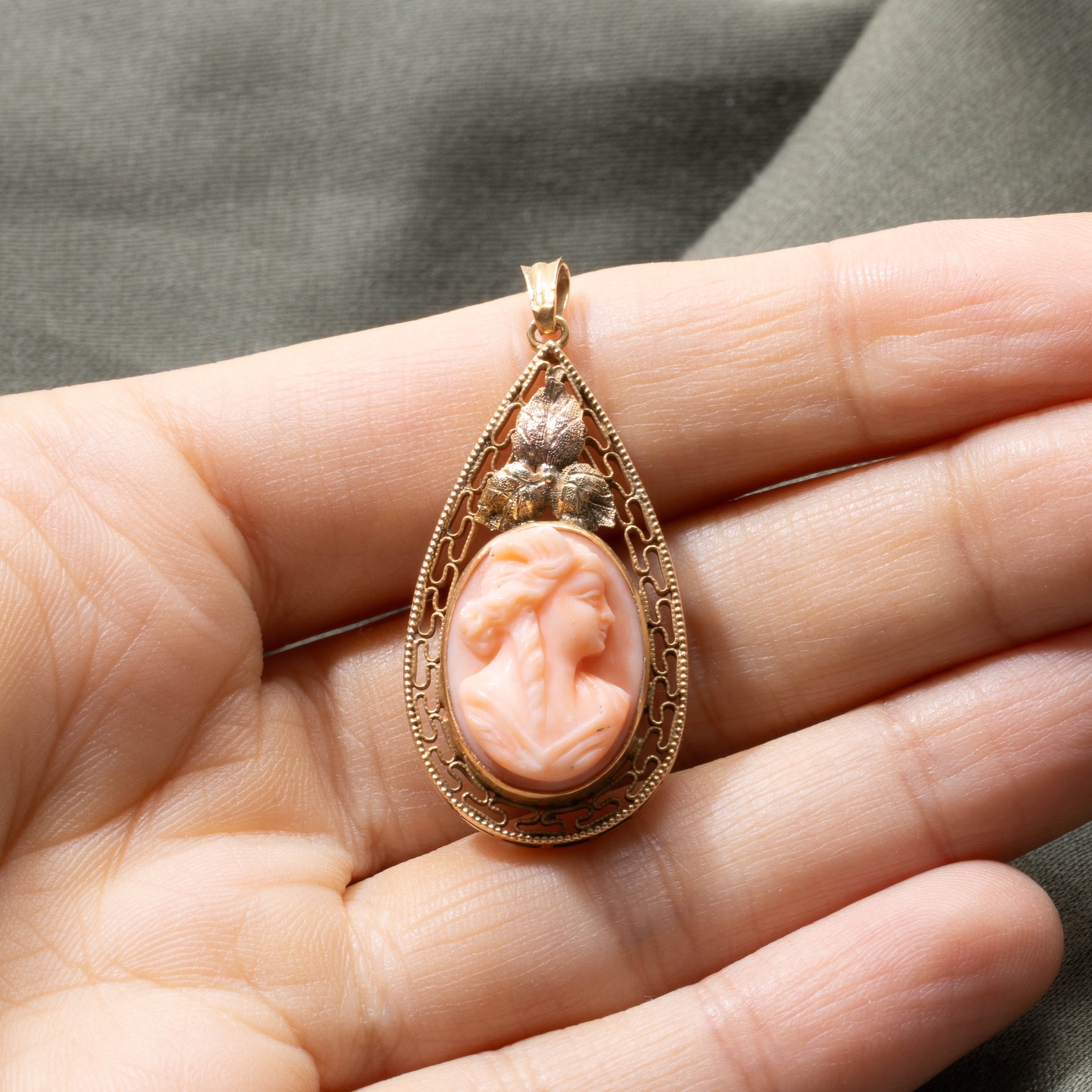 14k Coral Cameo Floral Pendant | 7.00ct