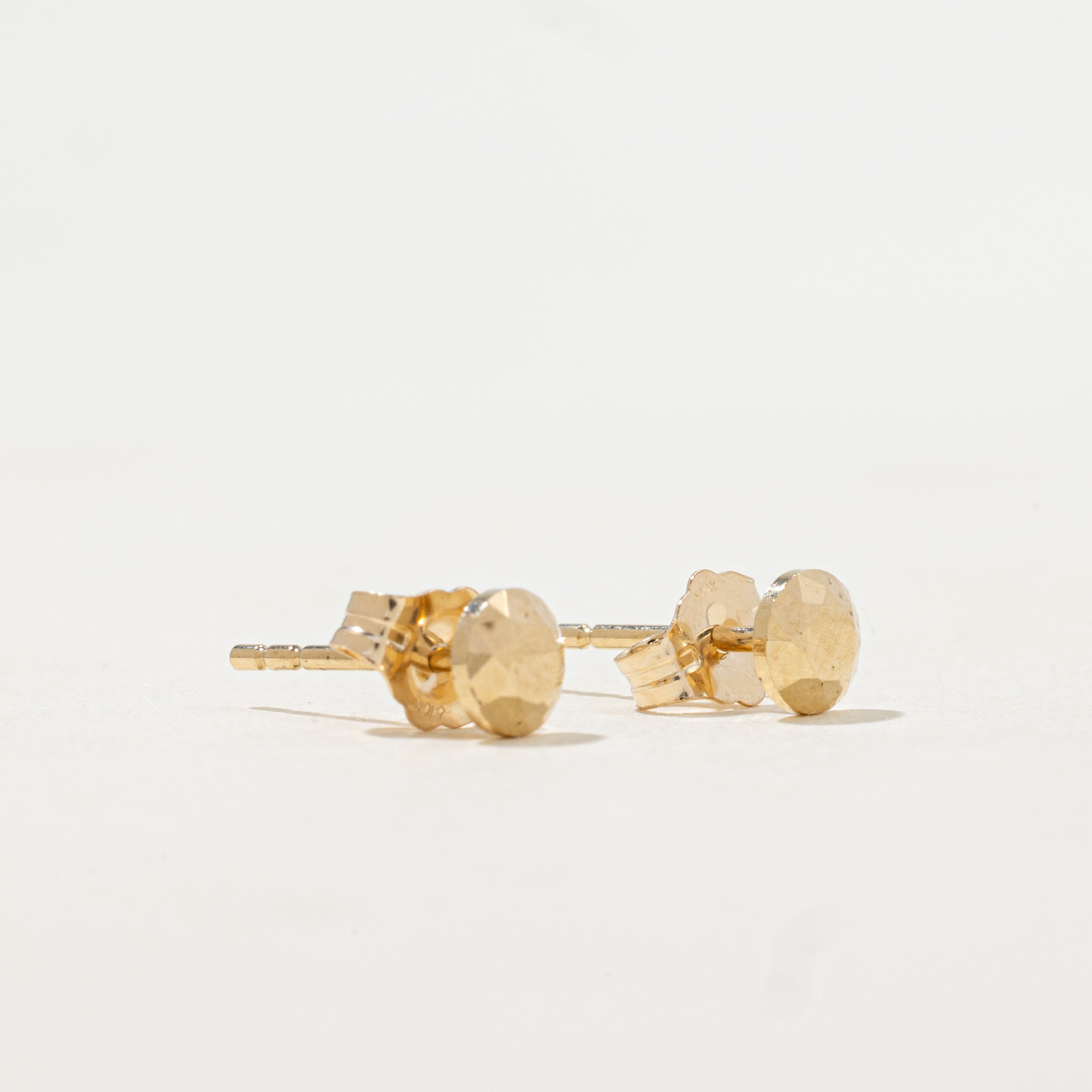 Boucles d'oreilles puces à facettes en or jaune 10 carats