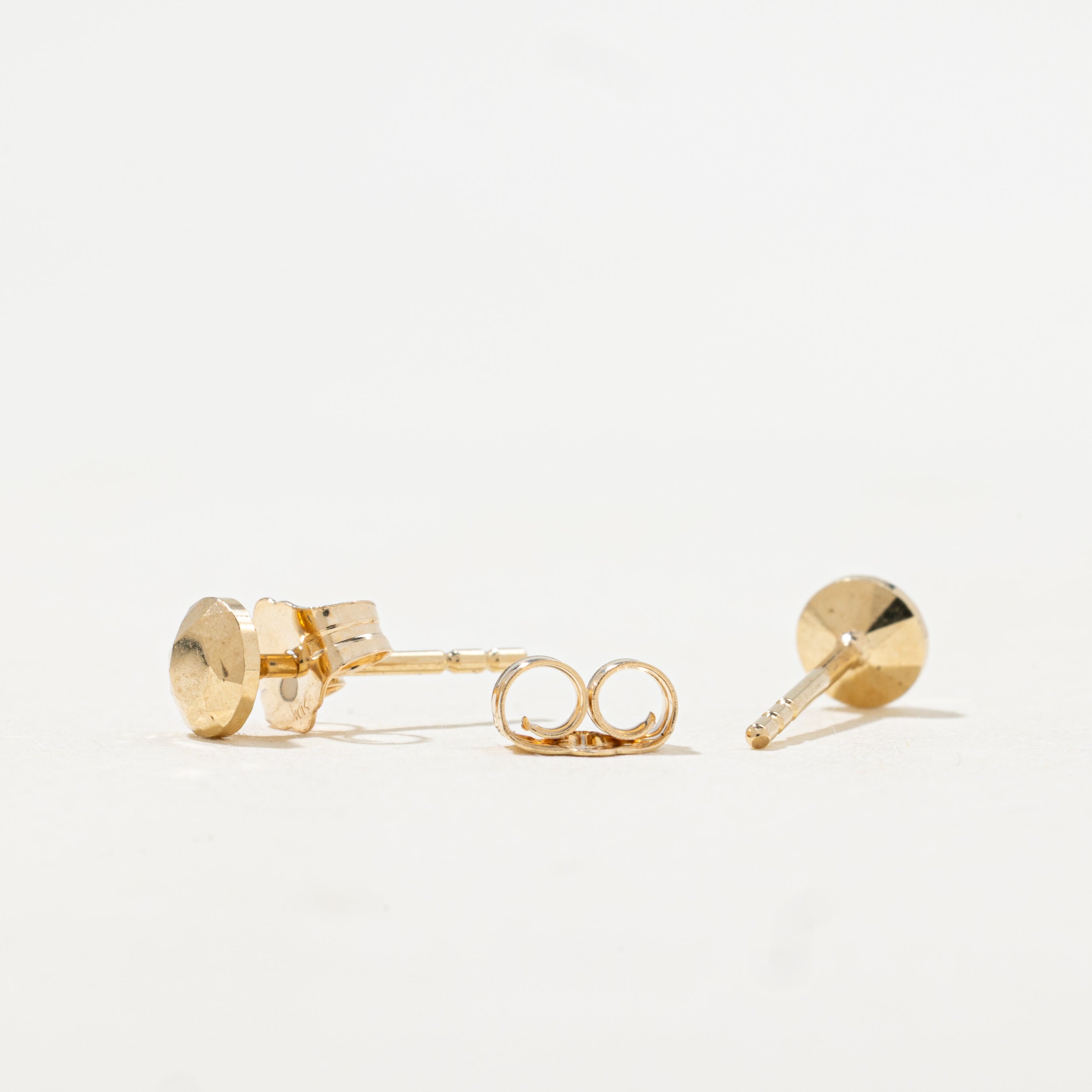 Boucles d'oreilles puces à facettes en or jaune 10 carats