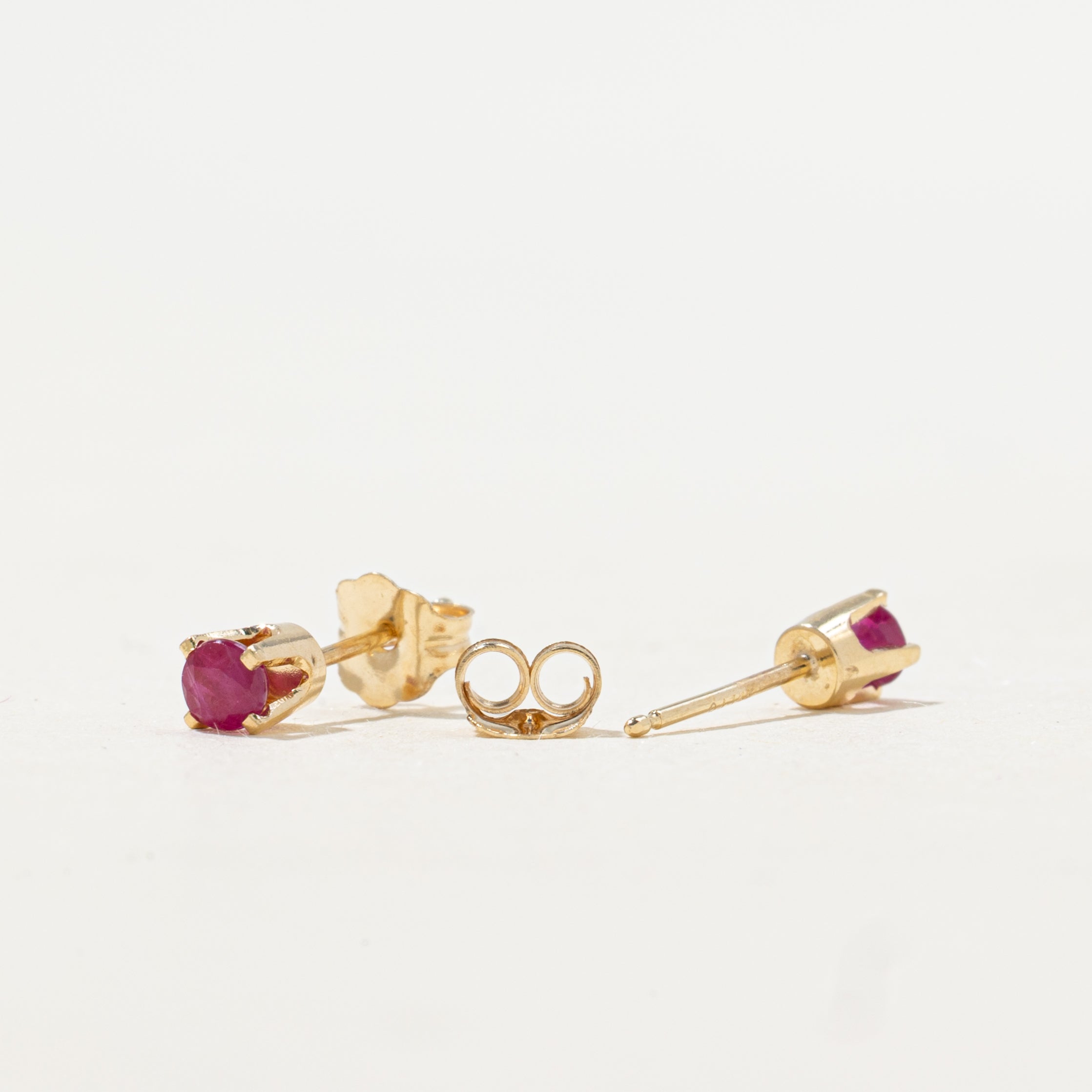 Boucles d'oreilles puces en rubis synthétique | 0,12 ct