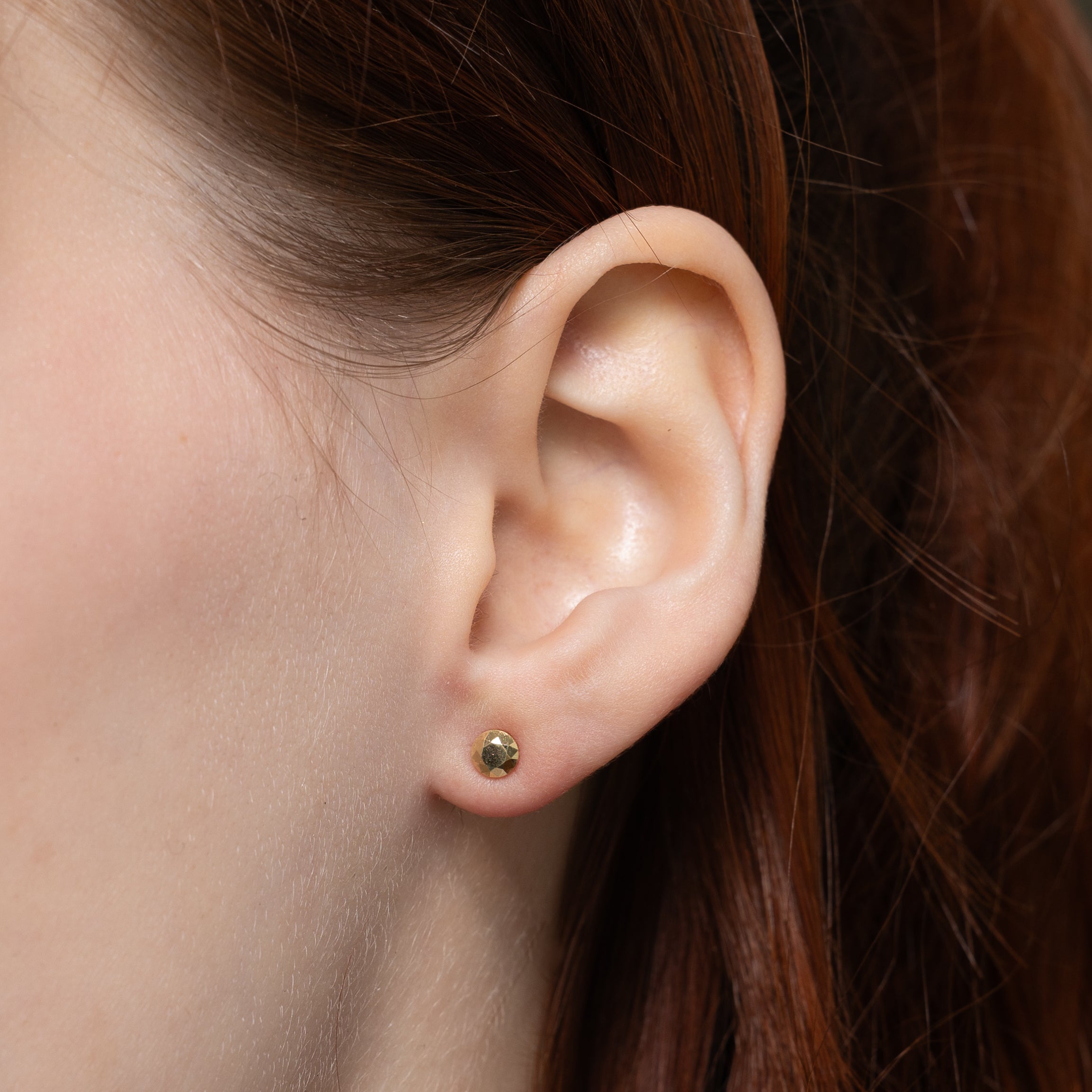 Boucles d'oreilles puces à facettes en or jaune 10 carats