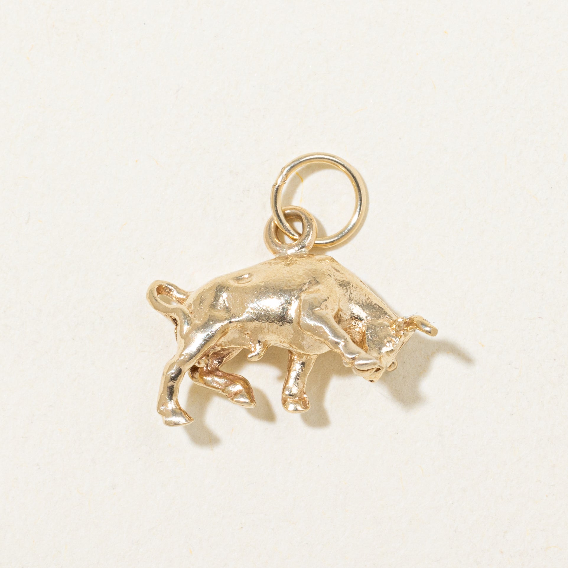 Breloque taureau en or jaune 10 carats