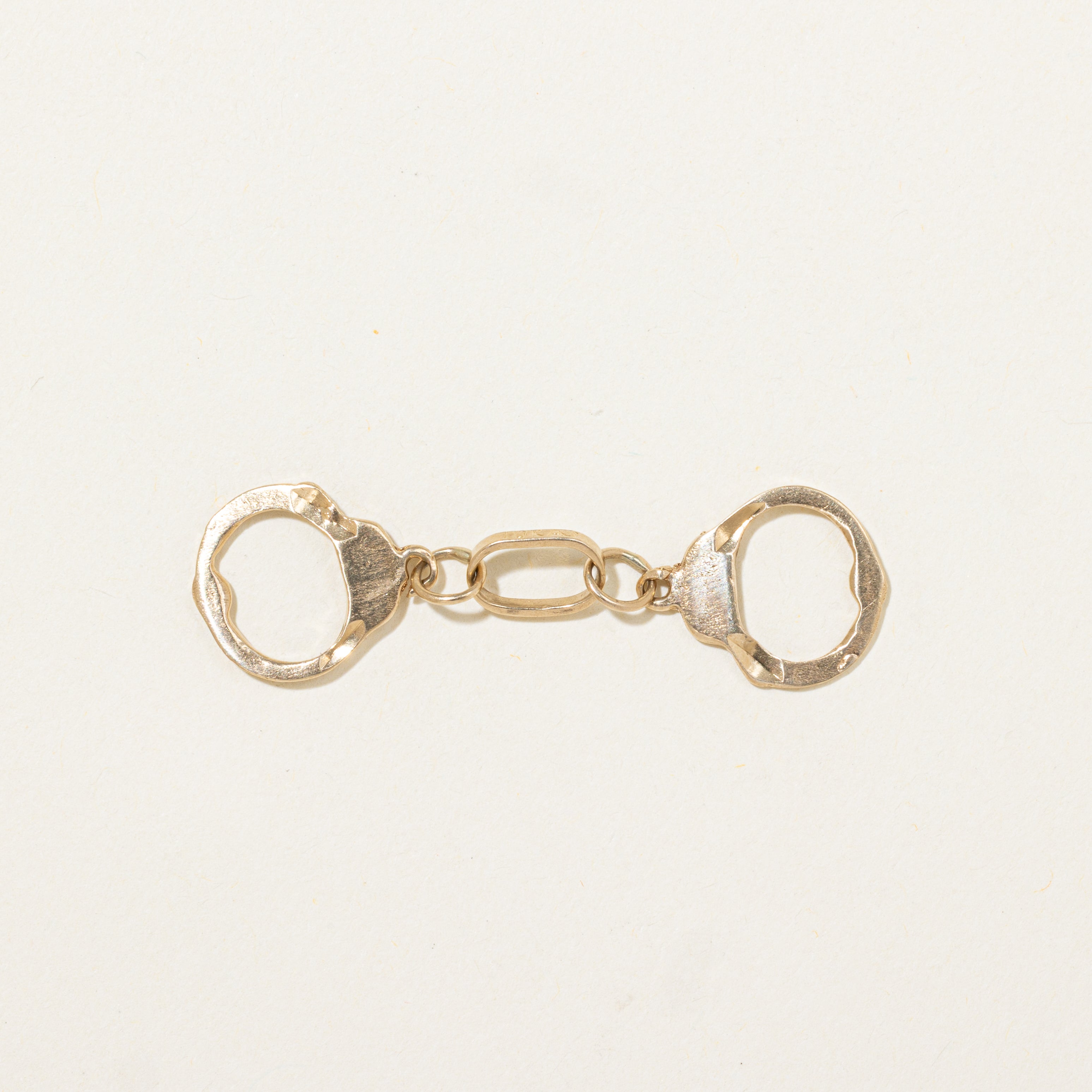 Breloque menottes en or jaune 10 carats