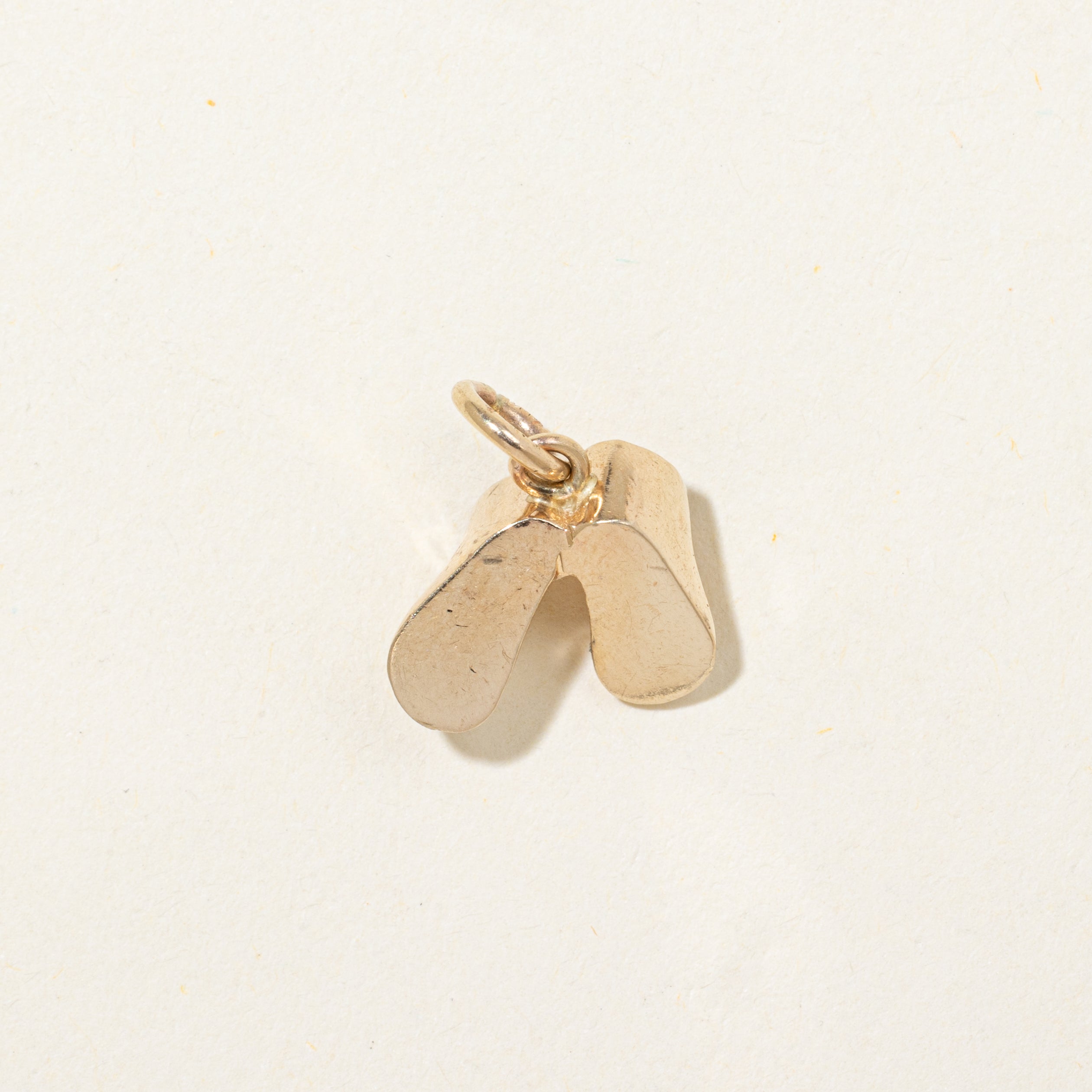 Breloque en or jaune 10 carats en forme de chaussures de bébé