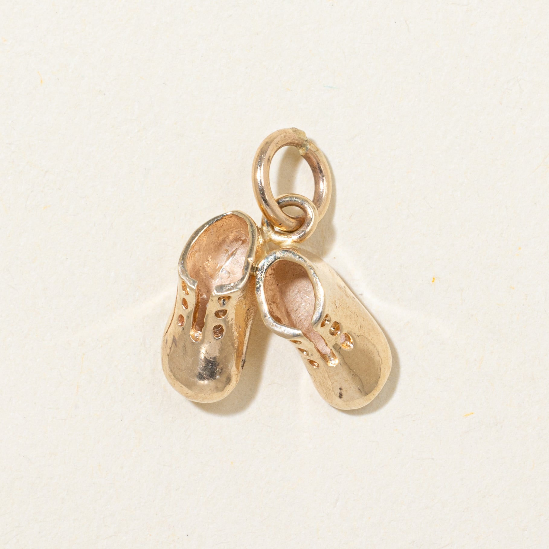 Breloque en or jaune 10 carats en forme de chaussures de bébé