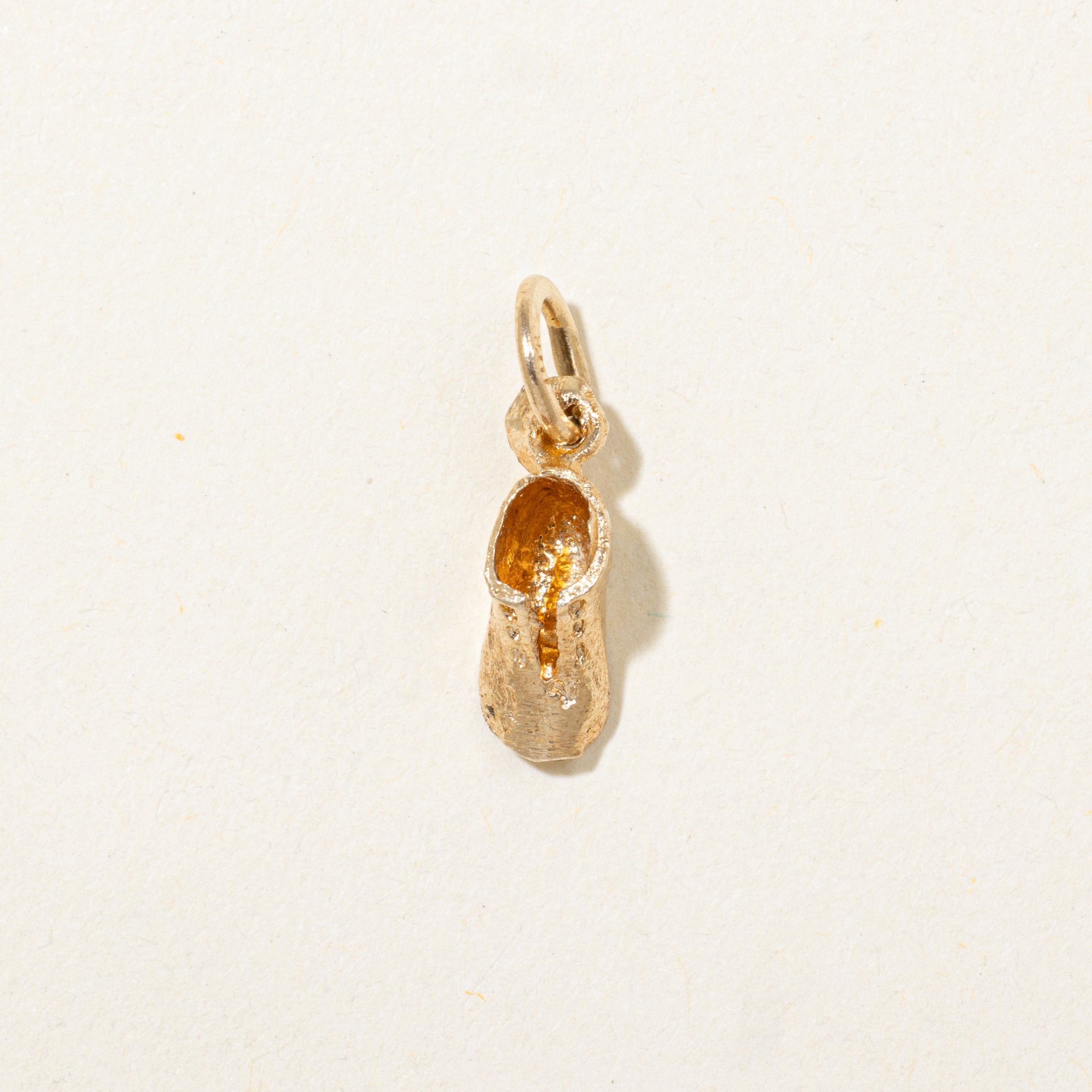 Breloque en forme de chaussure de bébé en or jaune 10 carats