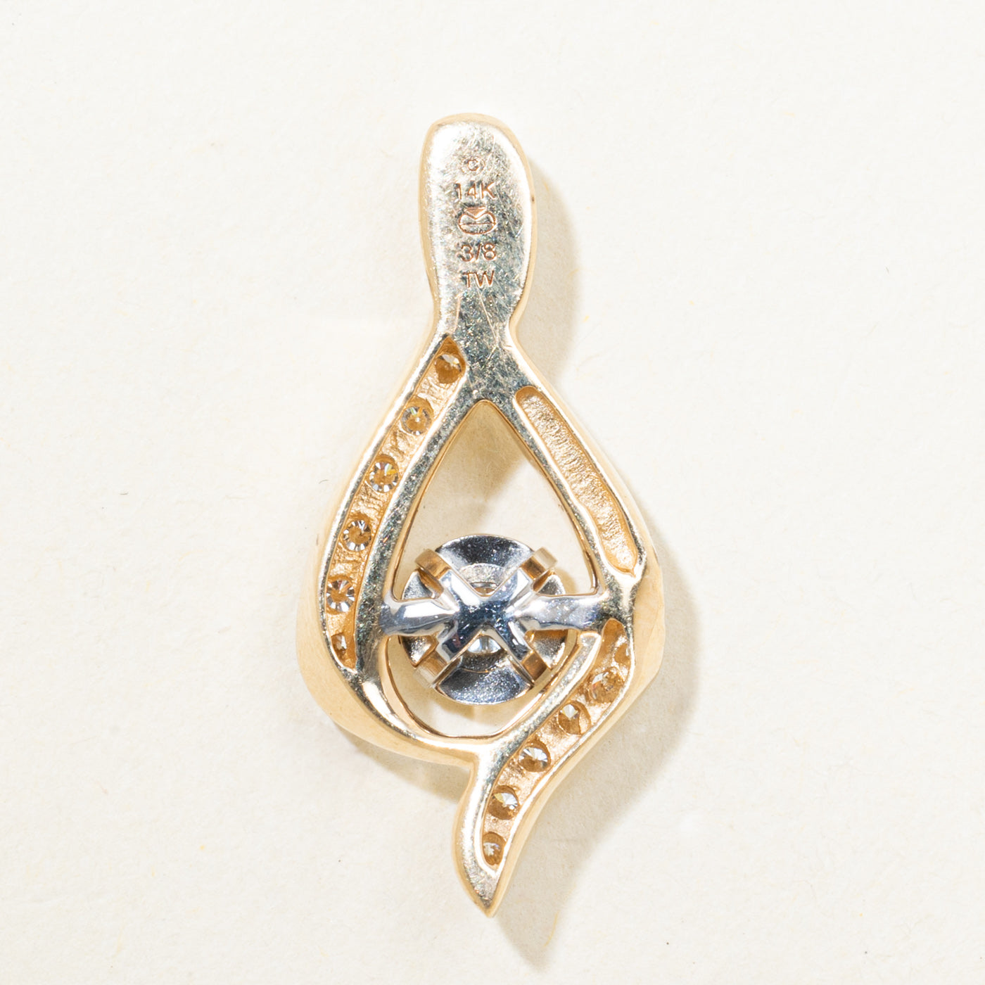 Pendentif en diamants sertis illusion tourbillon | 0,24 ct