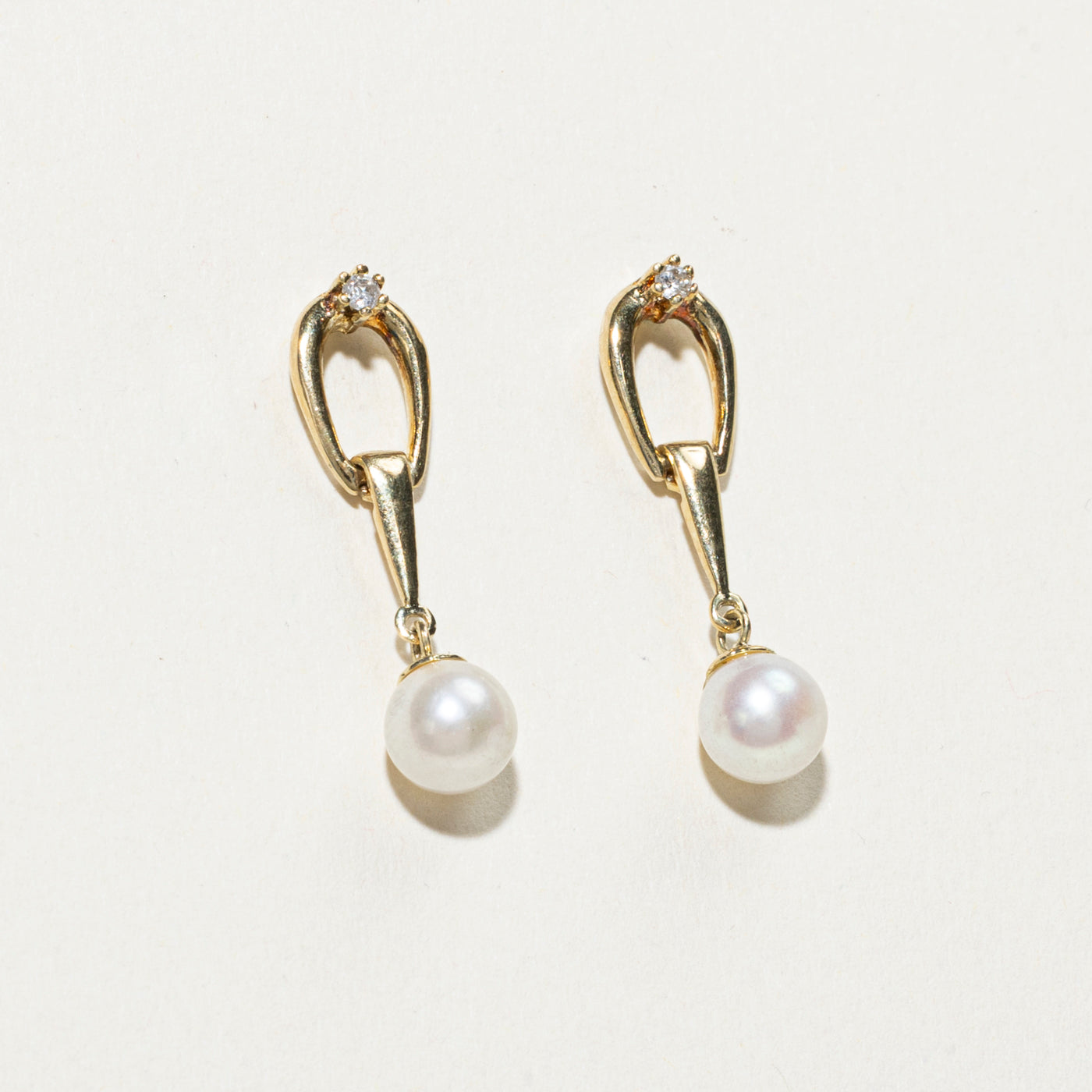 Boucles d'oreilles pendantes à boucle en or 14 carats et perles