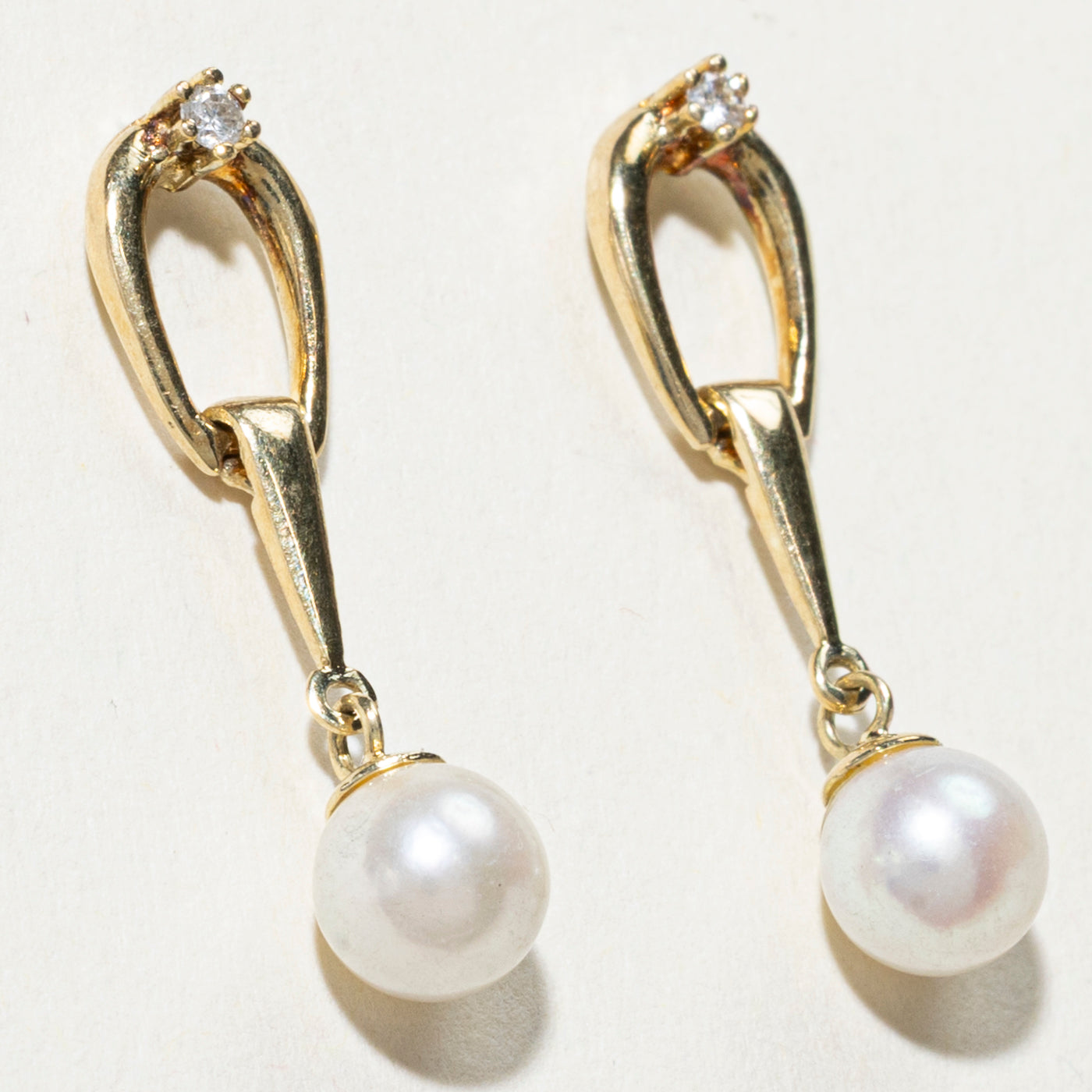 Boucles d'oreilles pendantes à boucle en or 14 carats et perles