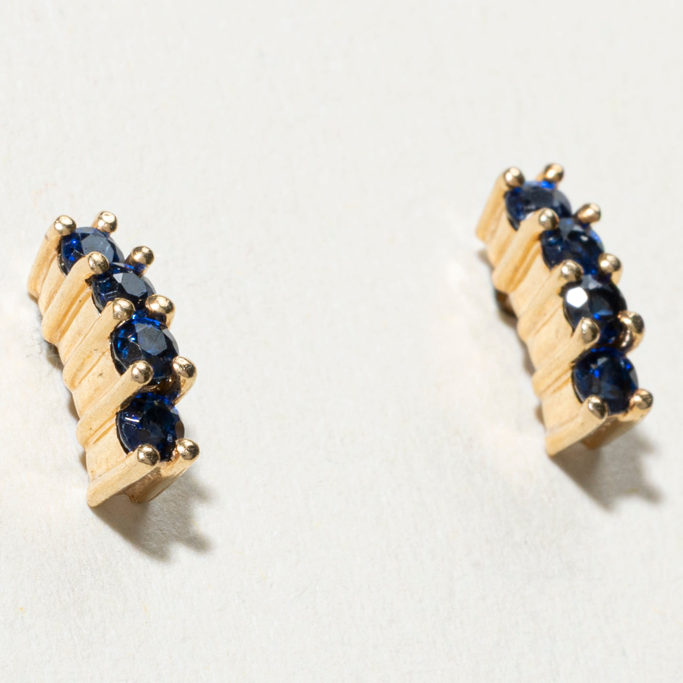 Boucles d'oreilles puces en saphir 14 carats