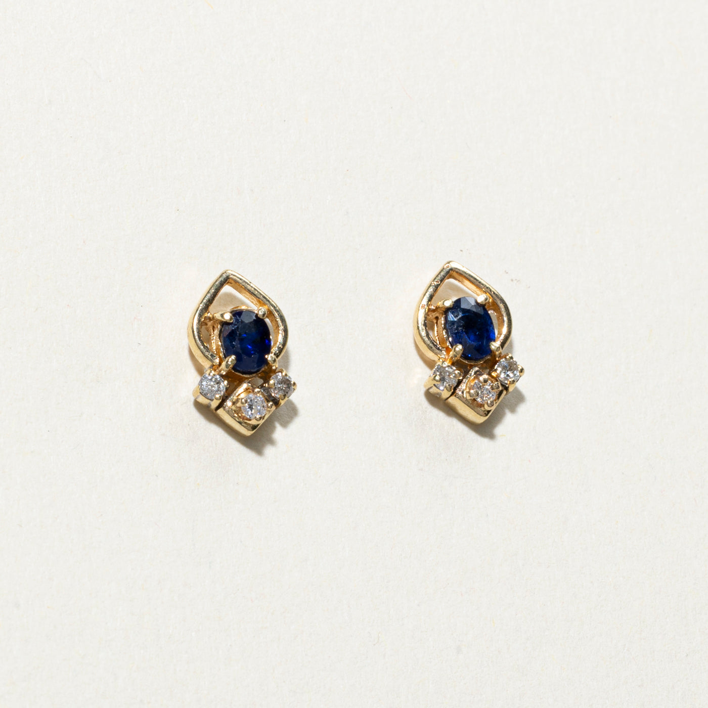 Boucles d'oreilles puces géométriques en or 14 carats, saphirs et diamants | 0,42 ct au total, 0,08 ct au total