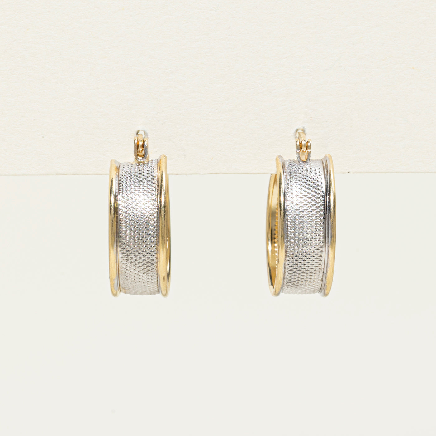 Boucles d'oreilles créoles texturées bicolores en or 14 carats