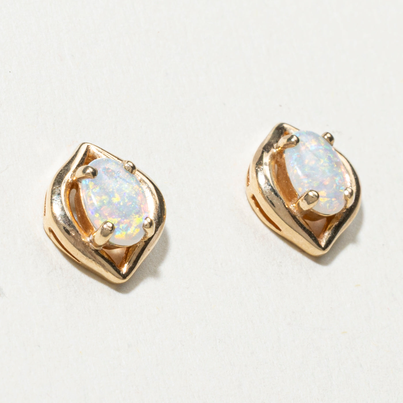 Boucles d'oreilles puces géométriques en opale cabochon ovale 10 carats