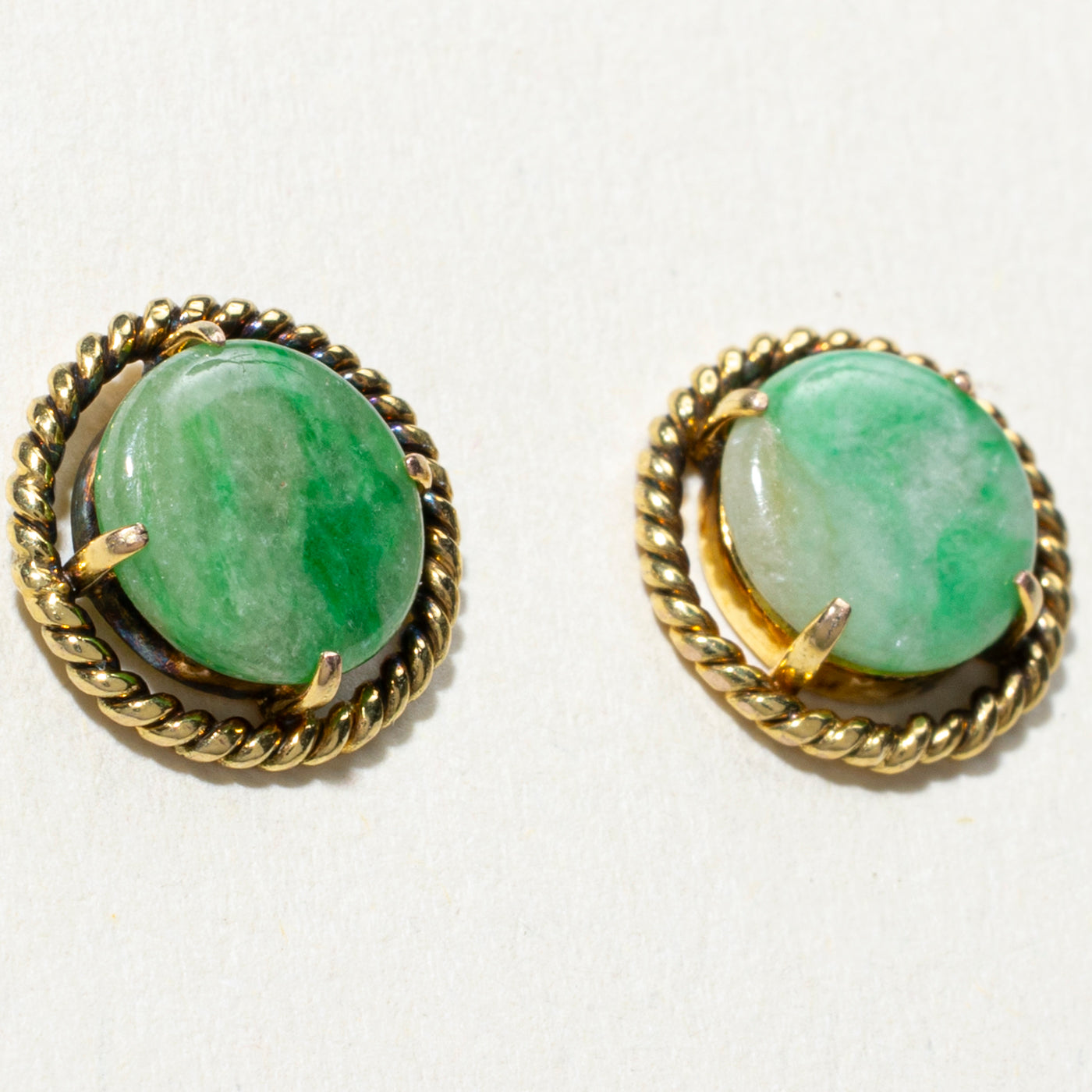 Boucles d'oreilles puces en jadéite cabochon ronde 10 carats