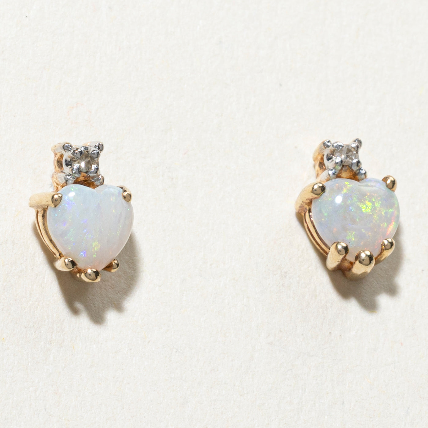 Boucles d'oreilles puces en or 10 carats, cabochon en forme de cœur, opale et diamants