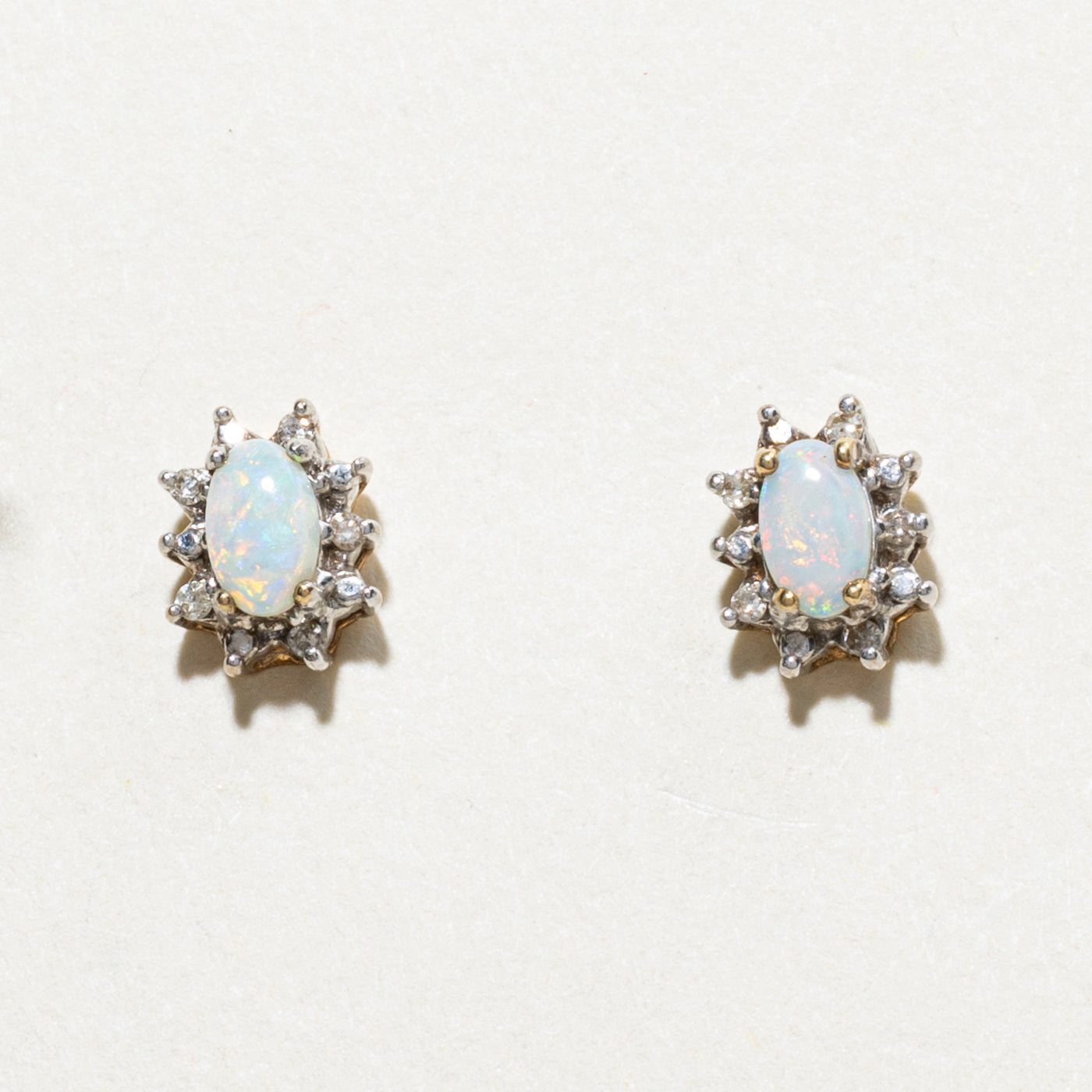 Boucles d'oreilles puces en or 10 carats, opale et diamants, serties de pétales et serties de diamants