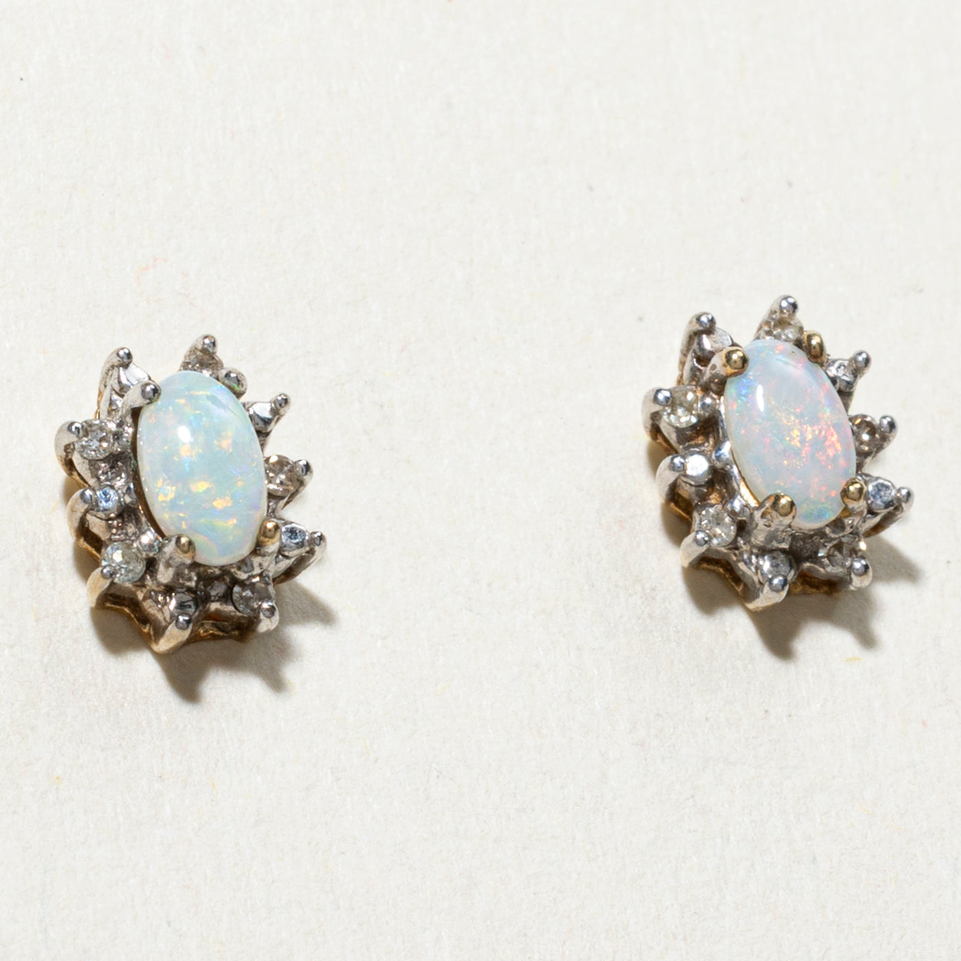 Boucles d'oreilles puces en or 10 carats, opale et diamants, serties de pétales et serties de diamants