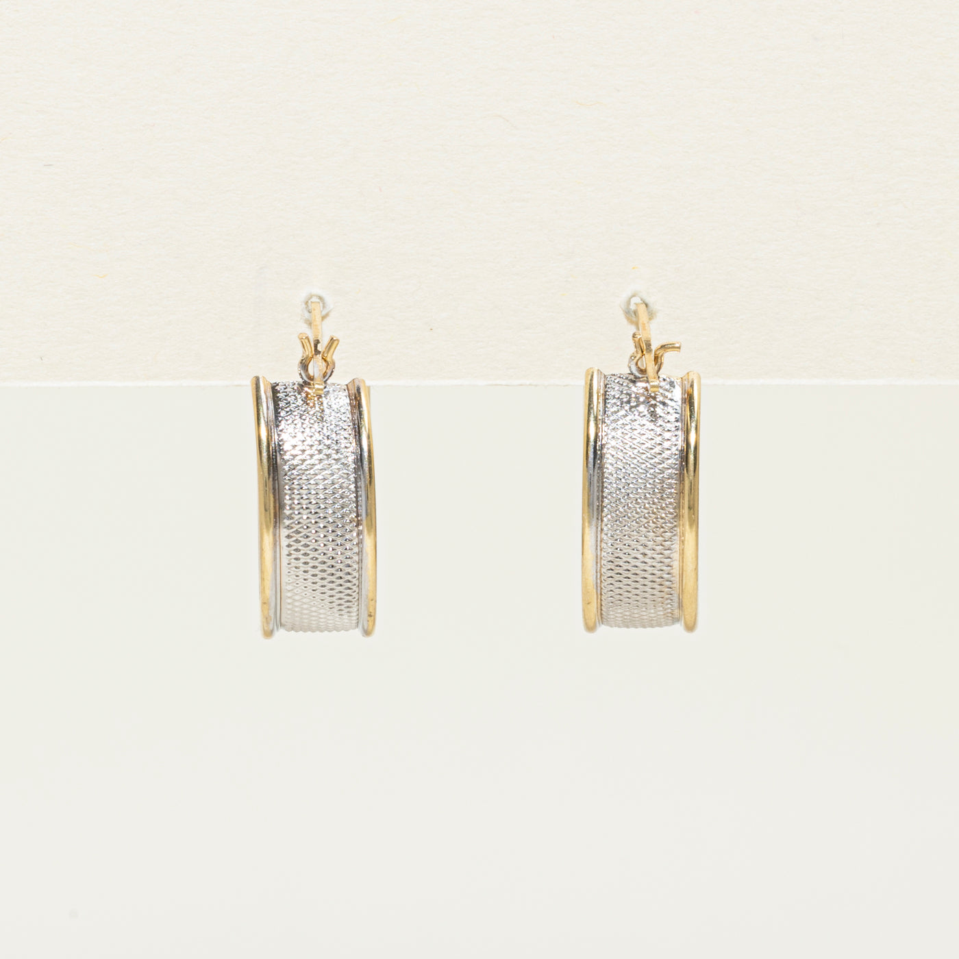 Boucles d'oreilles créoles texturées bicolores en or 14 carats