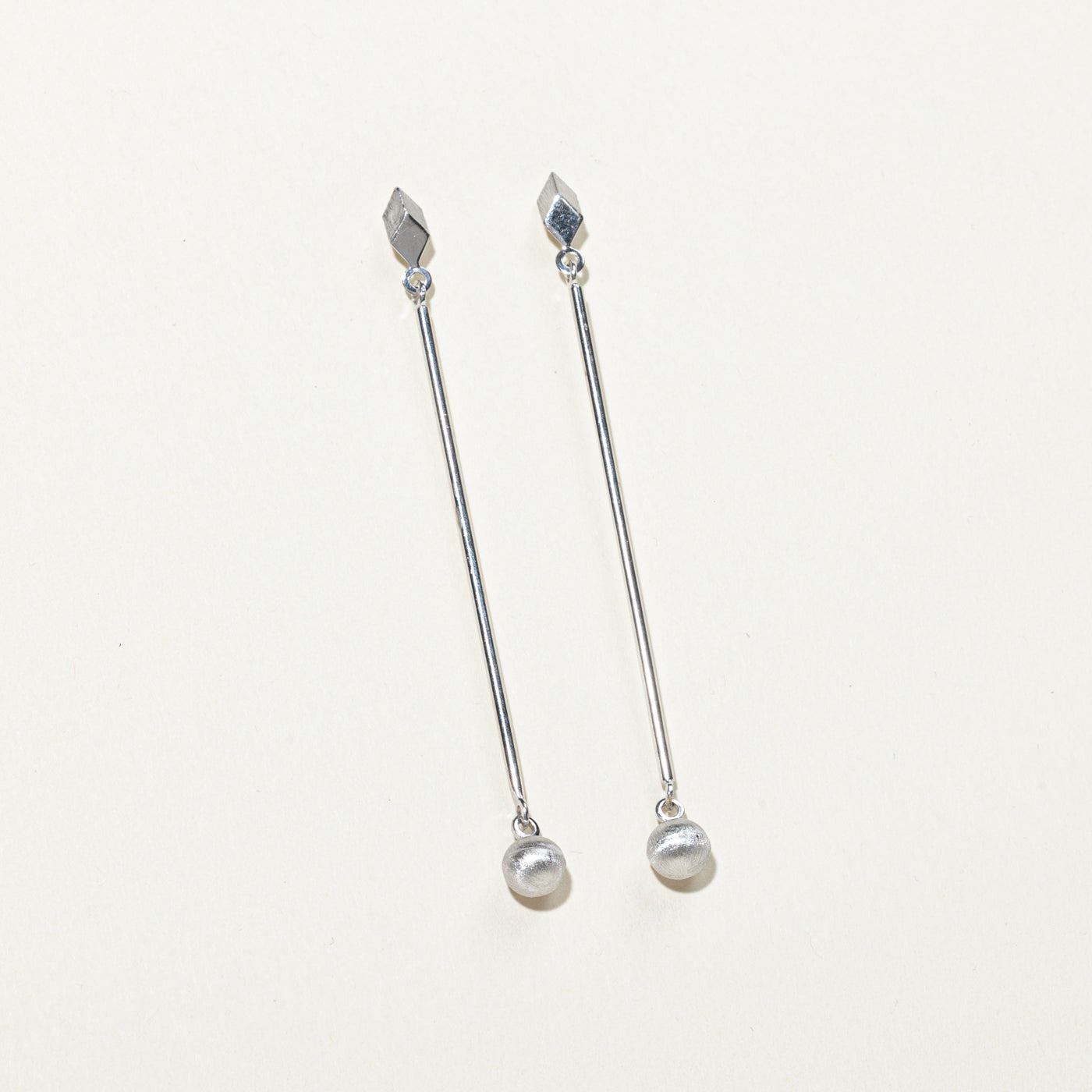 Boucles d'oreilles pendantes en or blanc 10 carats