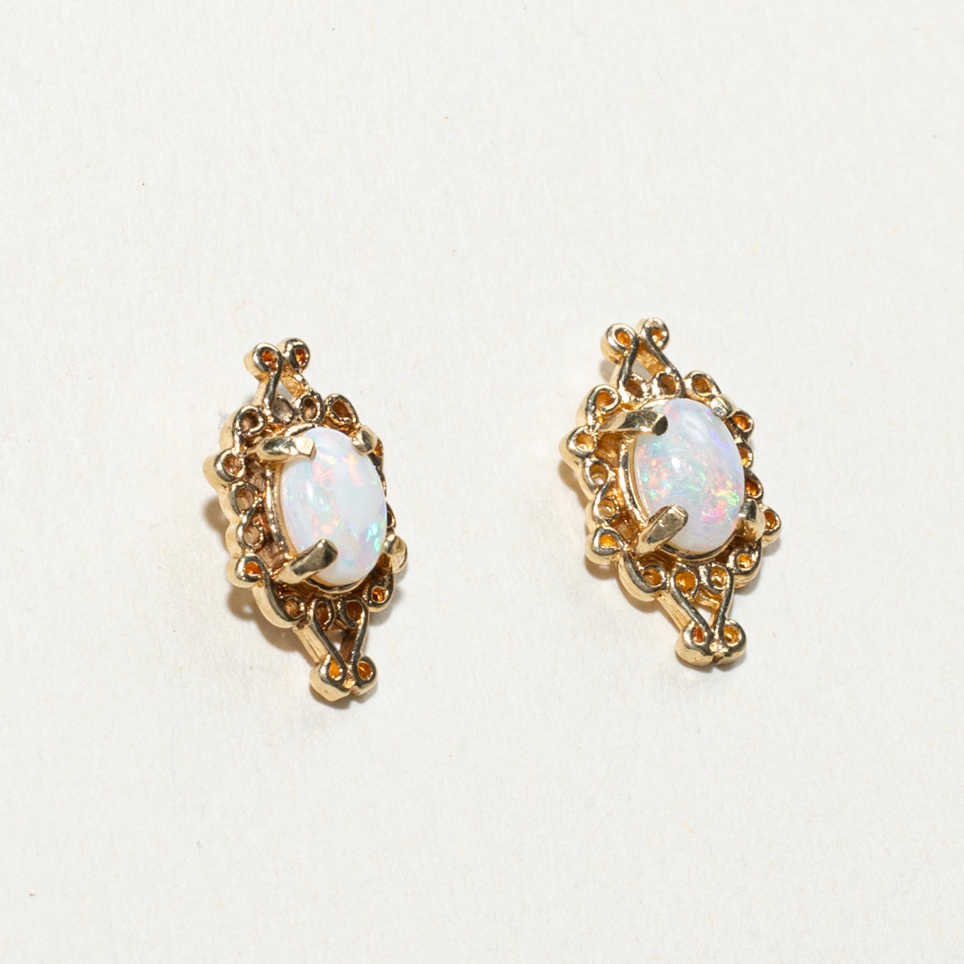 Boucles d'oreilles puces ornées d'opale 10 carats