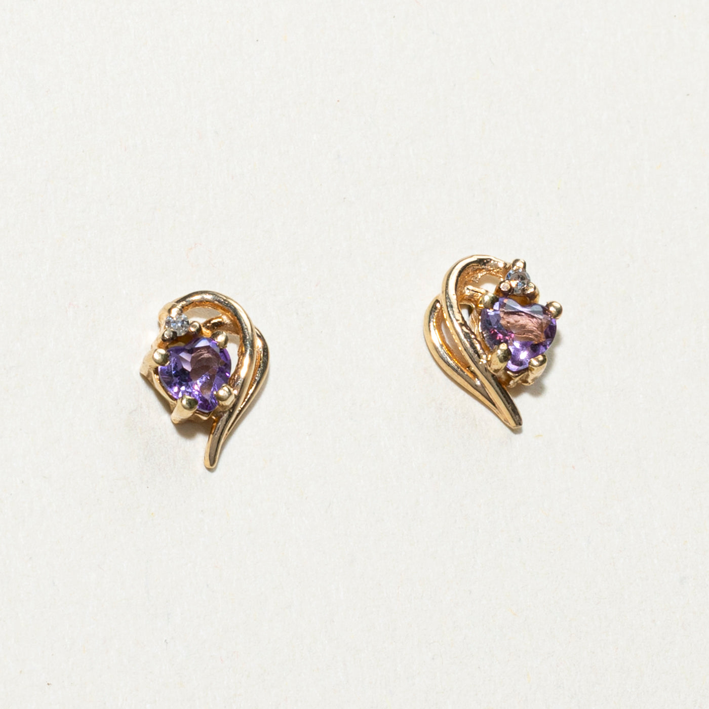 Boucles d'oreilles puces rainurées en or 10 carats avec améthyste taille cœur et diamants