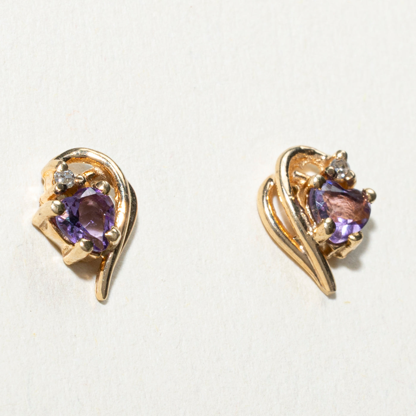 Boucles d'oreilles puces rainurées en or 10 carats avec améthyste taille cœur et diamants