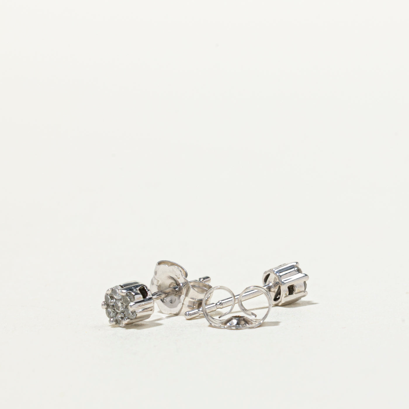 Boucles d'oreilles puces en diamants 10 carats en forme de marguerite