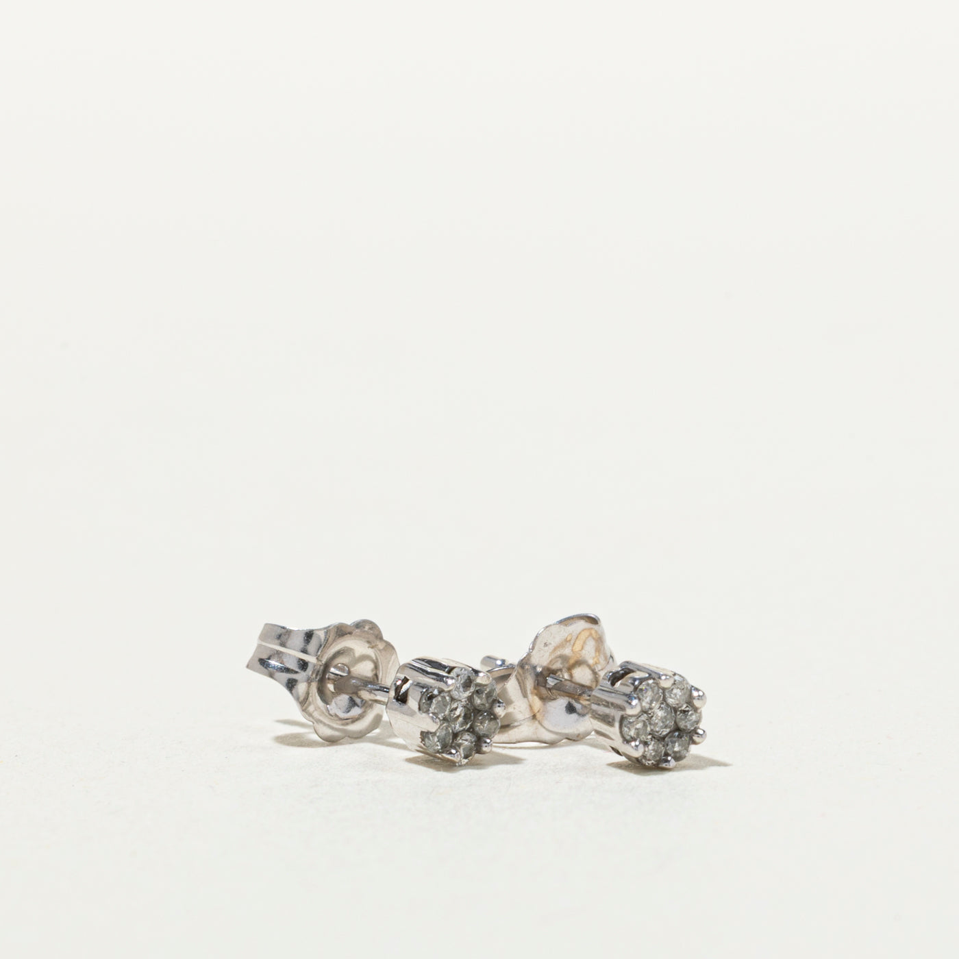 Boucles d'oreilles puces en diamants 10 carats en forme de marguerite